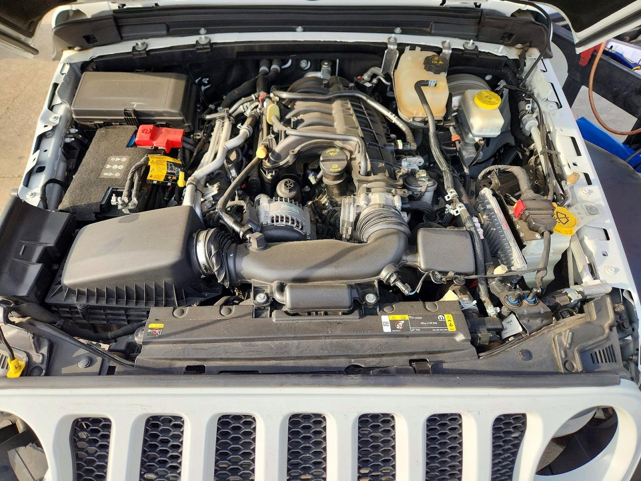 2022 Jeep Wrangler Unlimited Sport White vin: 1C4HJXDG3NW165206
