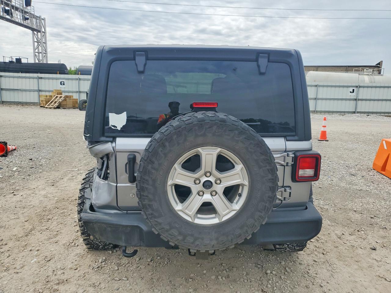 2020 Jeep Wrangler Unlimited Sport Silver vin: 1C4HJXDG6LW202116