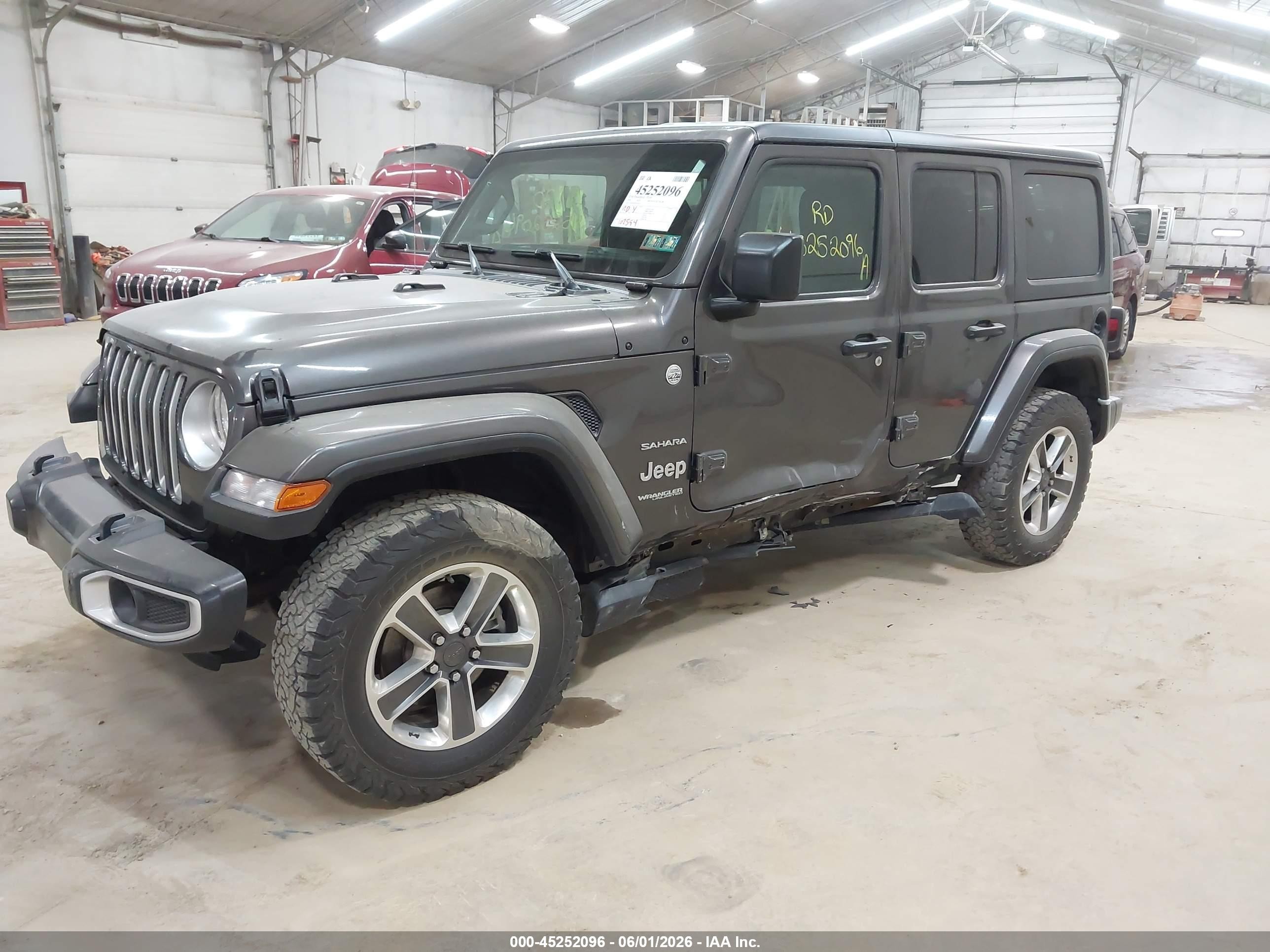 2018 Jeep Wrangler Unlimited Sahara 4x4 Gray vin: 1C4HJXEG0JW138795