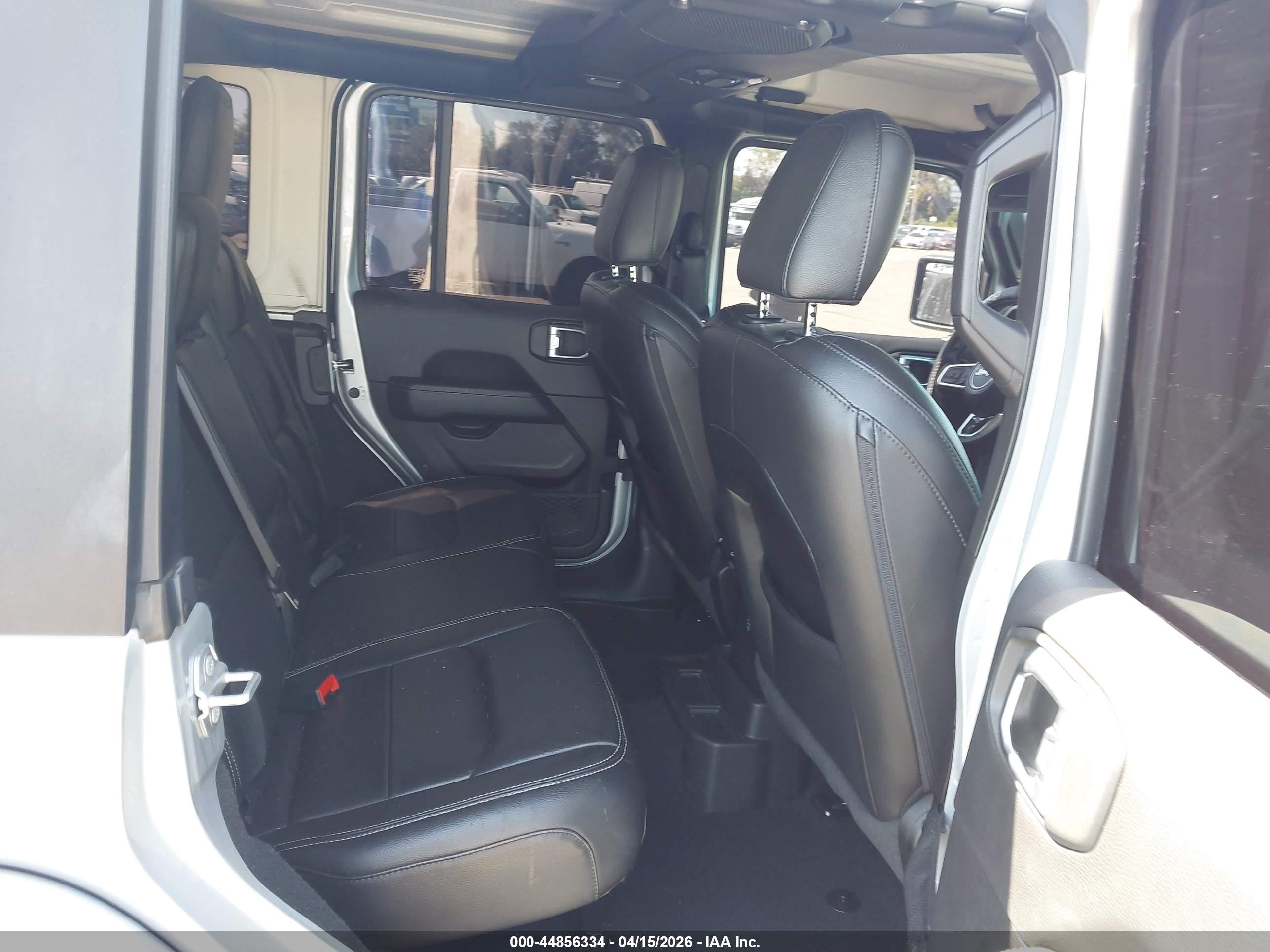 2022 Jeep Wrangler Unlimited Sahara 4x4 Silver vin: 1C4HJXEG0NW248946