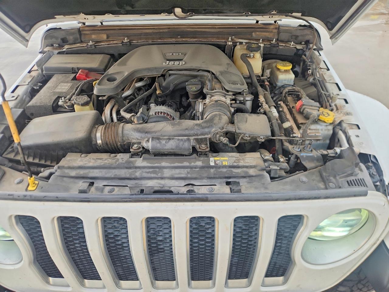 2018 Jeep Wrangler Unlimited Sahara White vin: 1C4HJXEG1JW135761