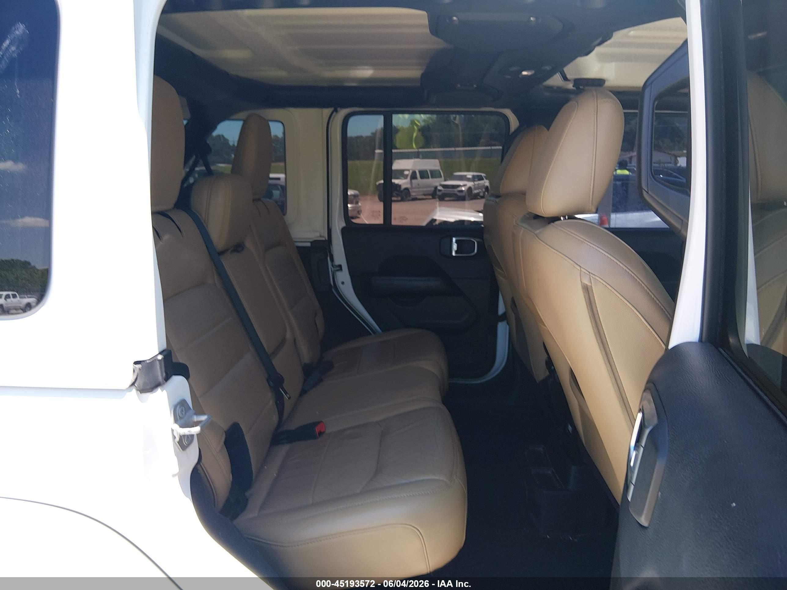 2018 Jeep Wrangler Unlimited Sahara 4x4 Белый vin: 1C4HJXEG4JW136435