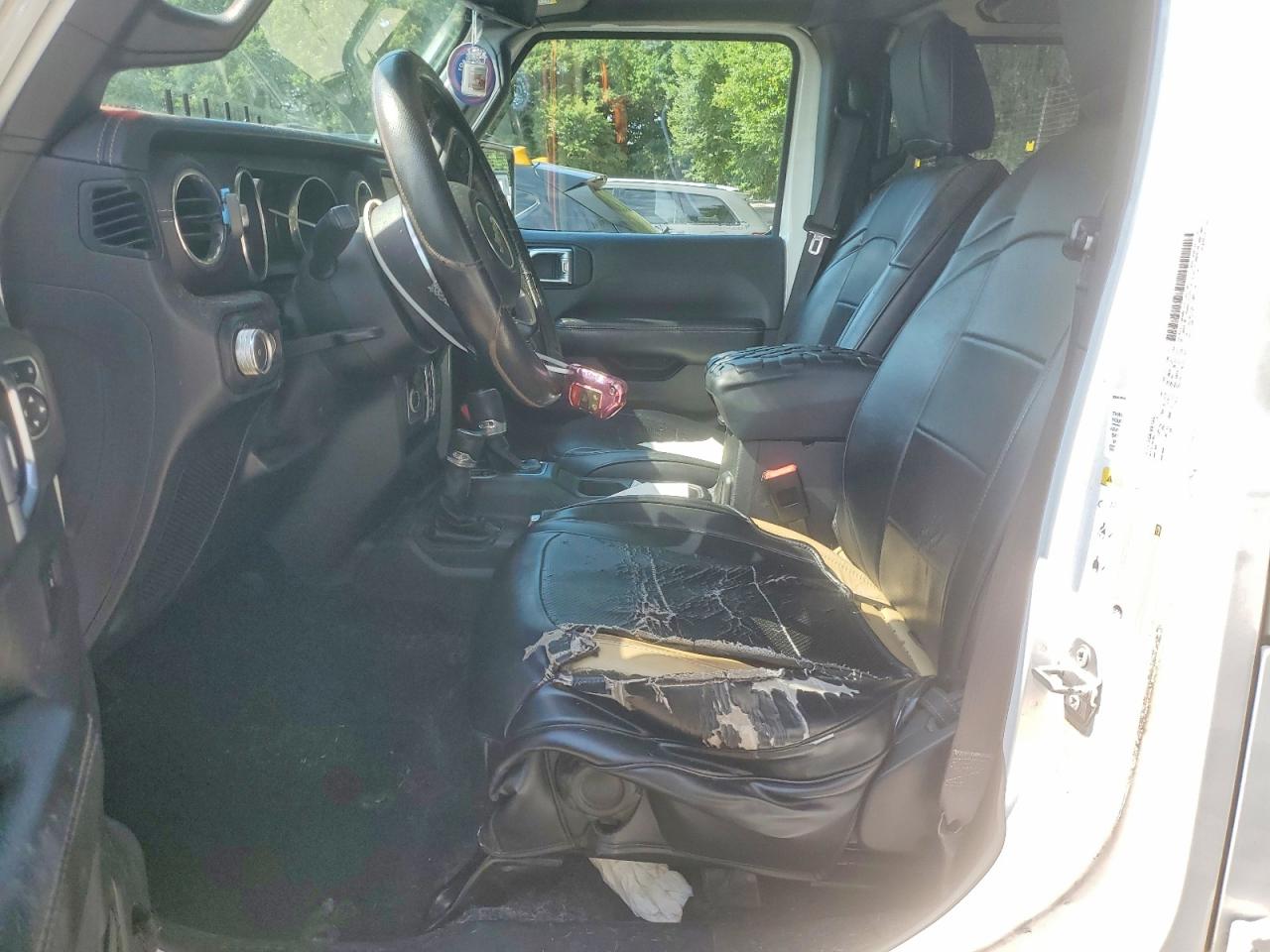 2018 Jeep Wrangler Unlimited Sahara White vin: 1C4HJXEG5JW125685