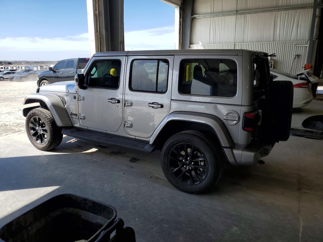 2021 Jeep Wrangler Unlimited Sahara Silver vin: 1C4HJXEG9MW610299