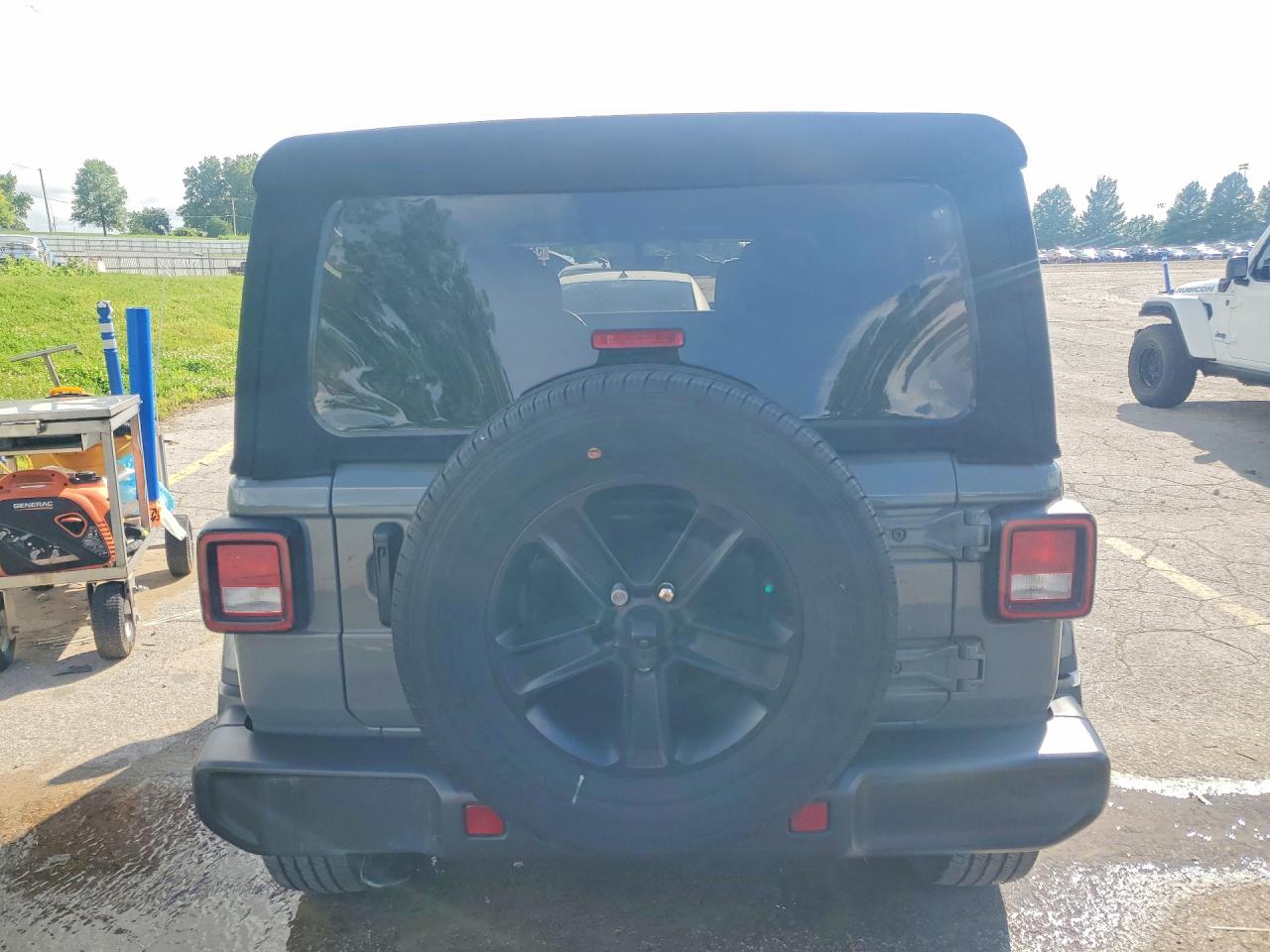 2023 Jeep Wrangler Sahara Silver vin: 1C4HJXEN0PW677098