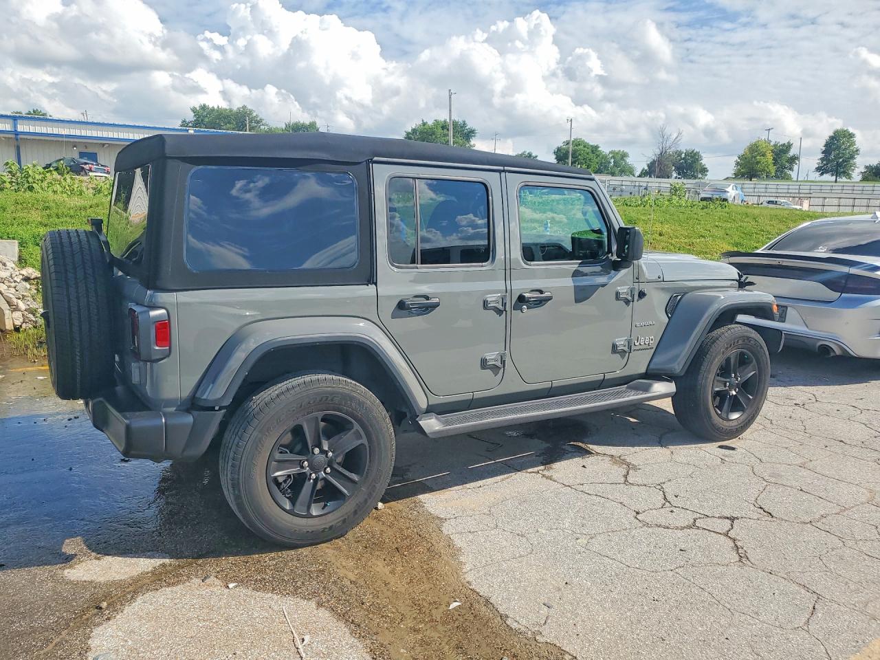 2023 Jeep Wrangler Sahara Silver vin: 1C4HJXEN0PW677098