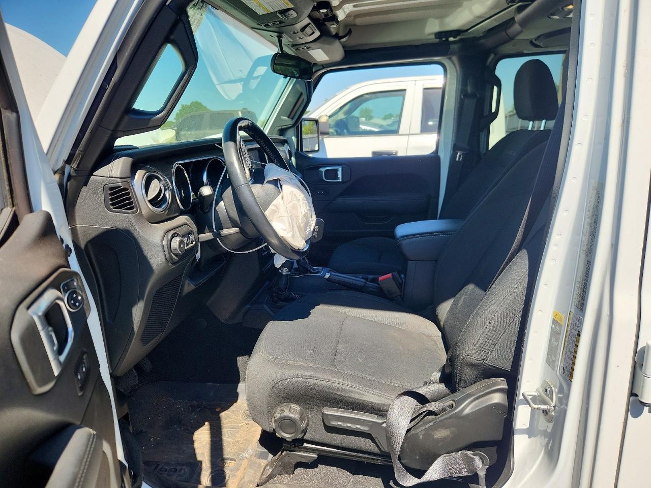 2021 Jeep Wrangler Unlimited Sahara White vin: 1C4HJXEN4MW701897