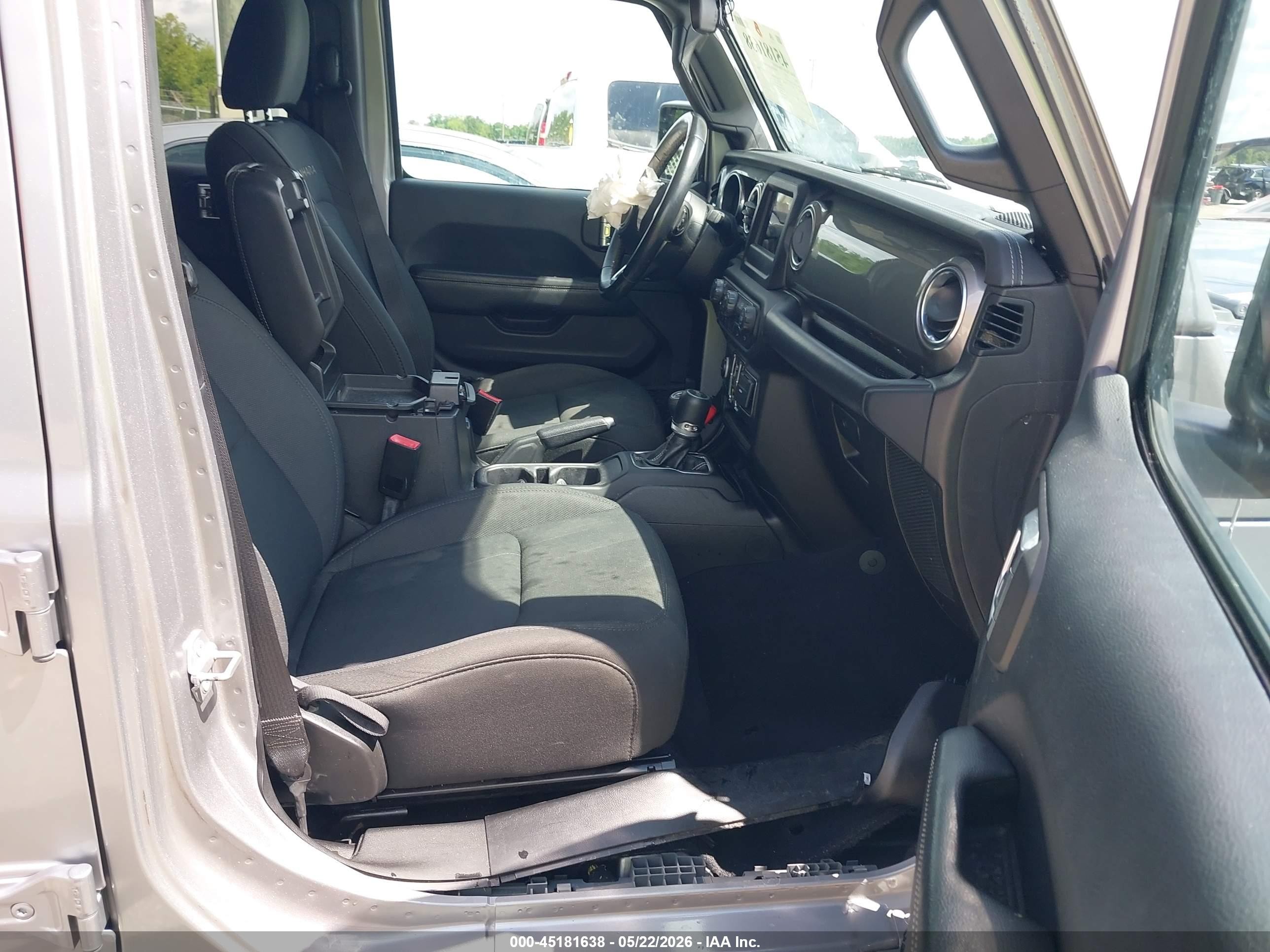 2019 Jeep Wrangler Unlimited Sahara 4x4 Silver vin: 1C4HJXEN5KW516335