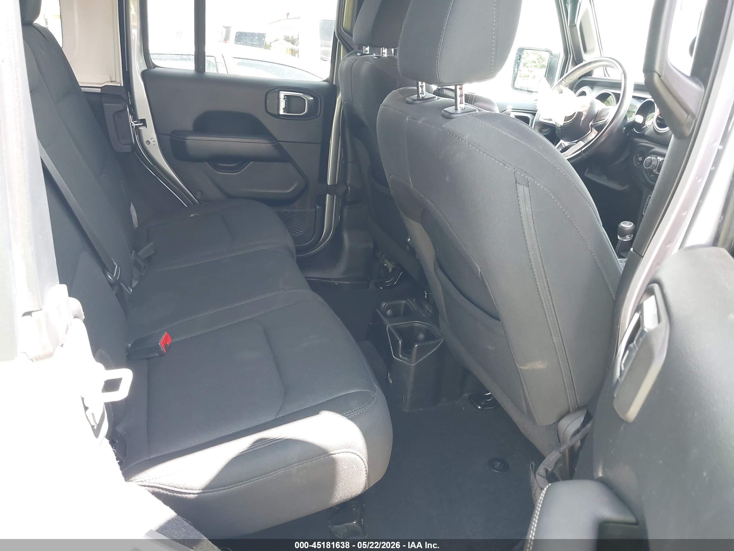 2019 Jeep Wrangler Unlimited Sahara 4x4 Silver vin: 1C4HJXEN5KW516335