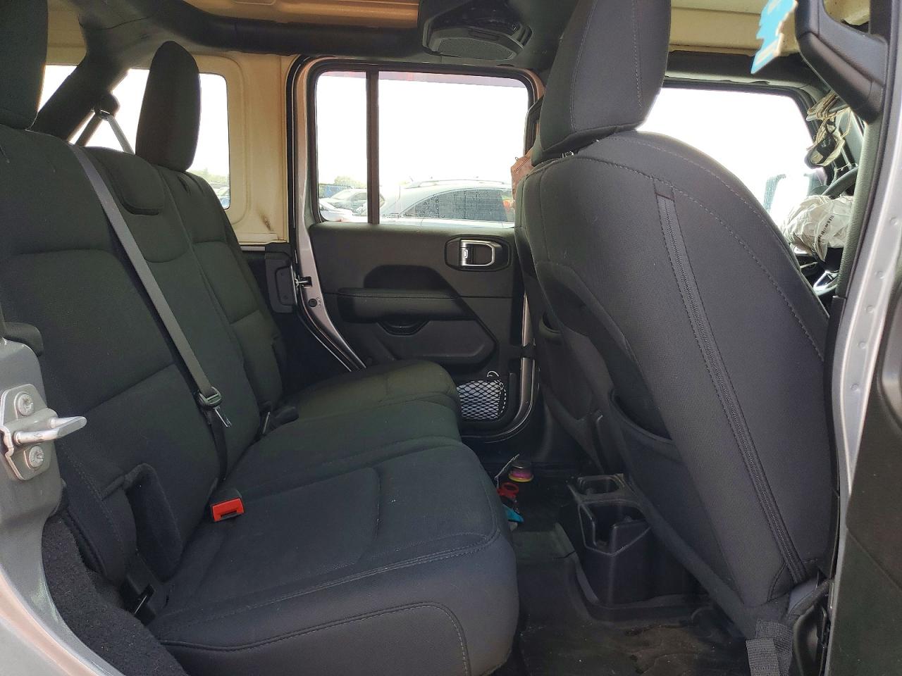 2019 Jeep Wrangler Unlimited Sahara Silver vin: 1C4HJXEN5KW687862