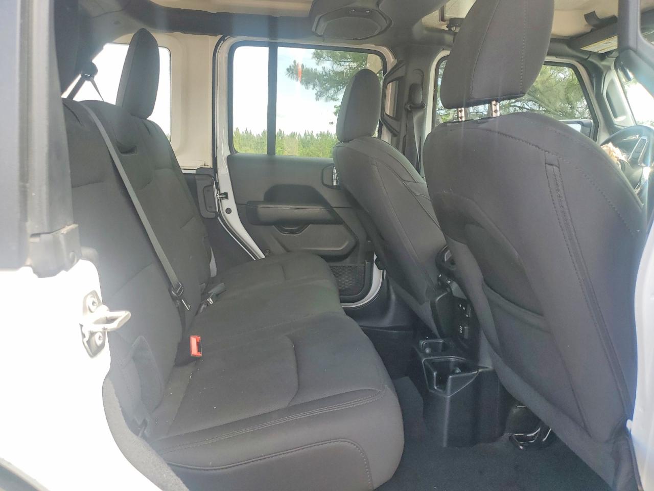 2021 Jeep Wrangler Unlimited Sahara White vin: 1C4HJXEN6MW679384