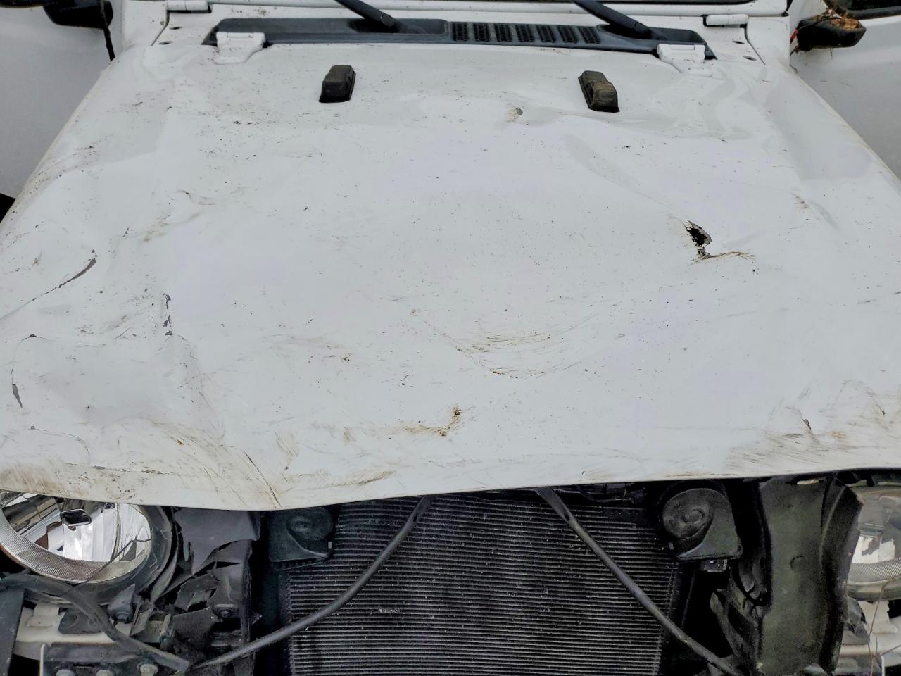 2022 Jeep Wrangler Unlimited Sahara White vin: 1C4HJXEN6NW246388