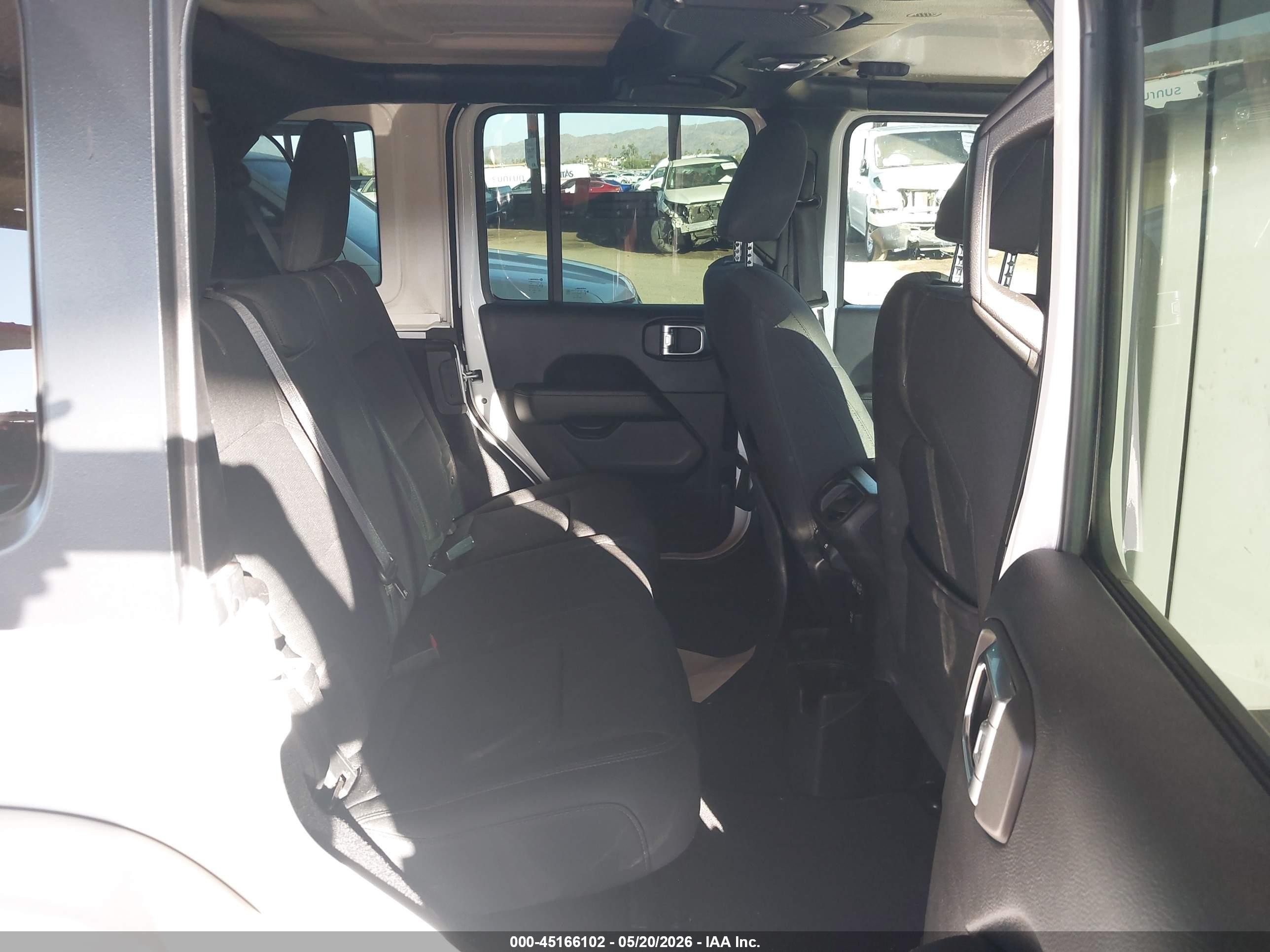 2018 Jeep Wrangler Unlimited Sahara 4x4 White vin: 1C4HJXEN7JW220103