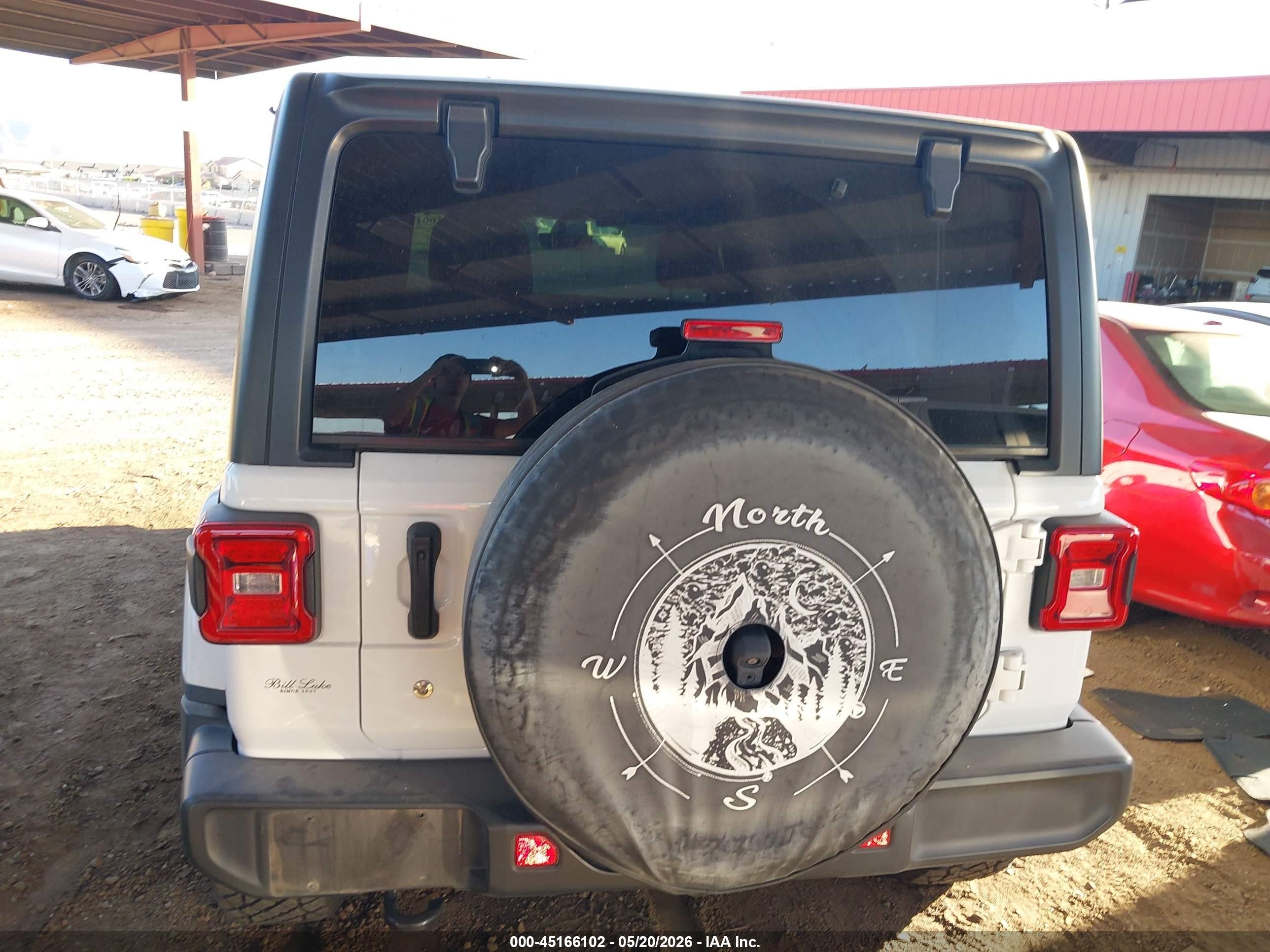 2018 Jeep Wrangler Unlimited Sahara 4x4 White vin: 1C4HJXEN7JW220103