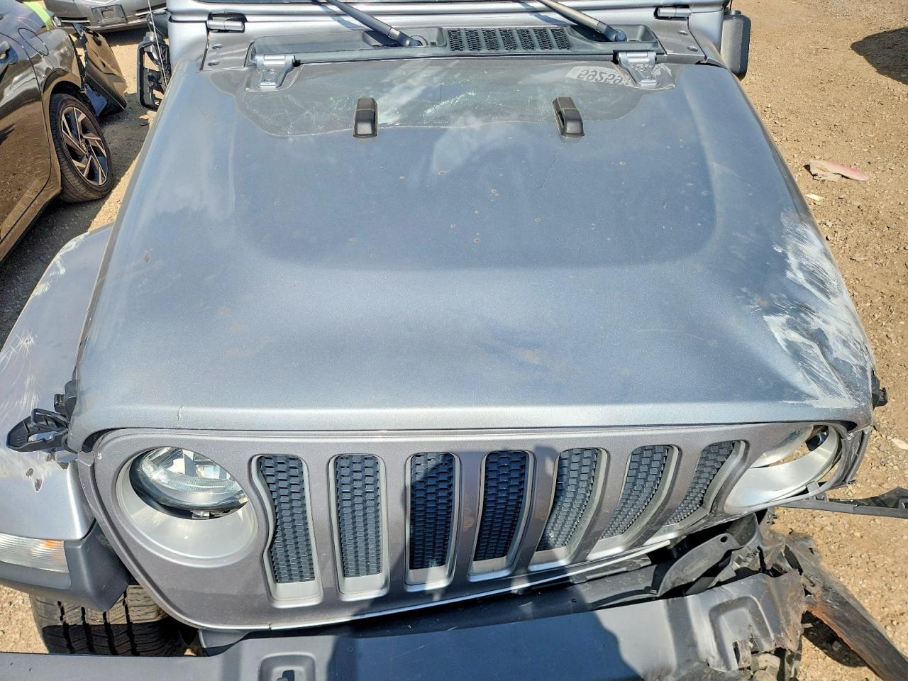 2020 Jeep Wrangler Unlimited Sahara Silver vin: 1C4HJXENXLW203301