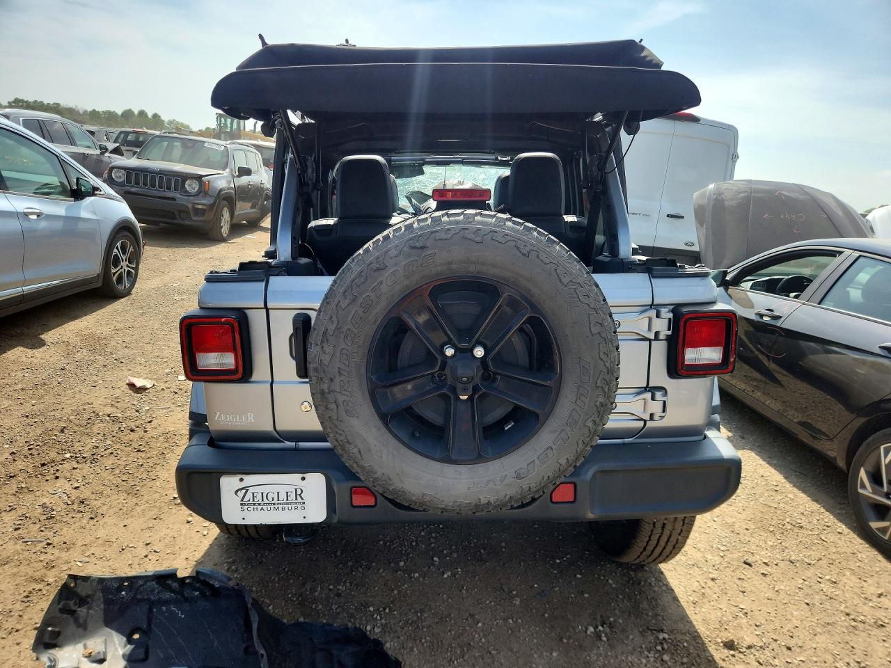 2020 Jeep Wrangler Unlimited Sahara Silver vin: 1C4HJXENXLW203301