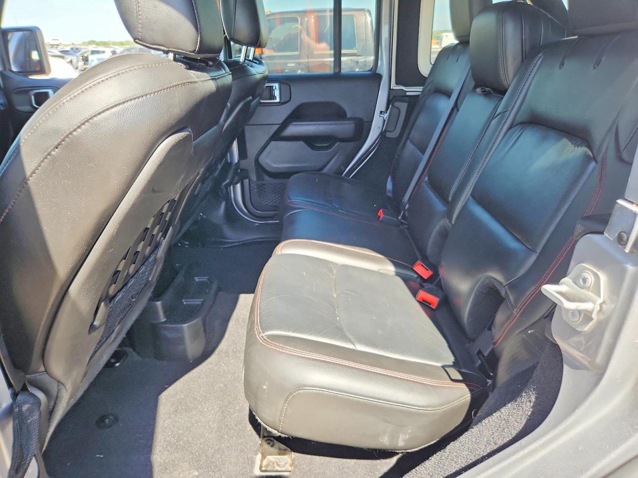2018 Jeep Wrangler Unlimited Rubicon Silver vin: 1C4HJXFG0JW191527