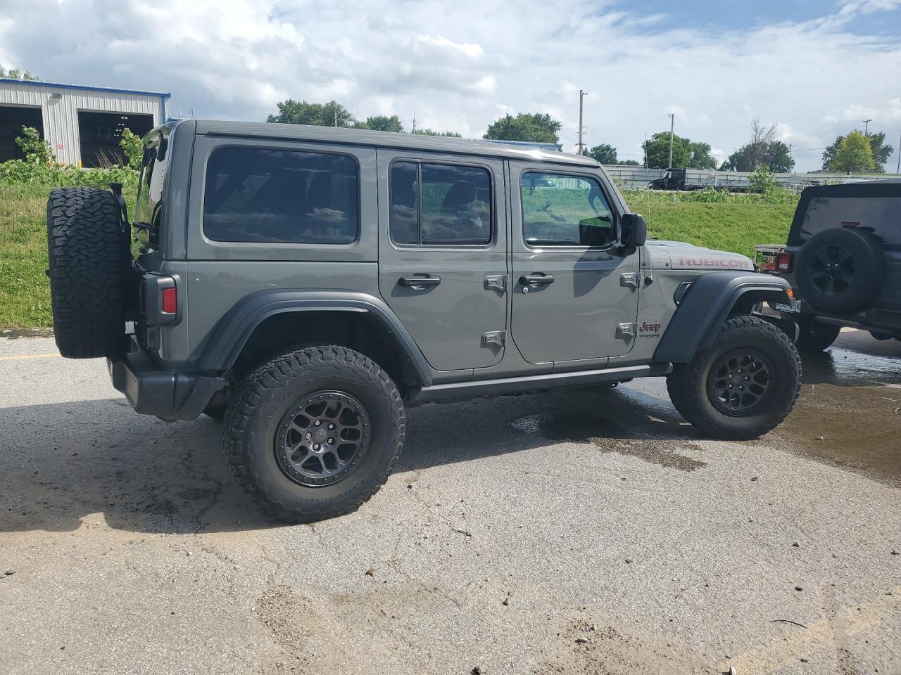 2021 Jeep Wrangler Unlimited Rubicon Gray vin: 1C4JJXFG9MW842675 Damage: Right Rear Door, Heavy Scratch, 1/8 To 1/2 Inch