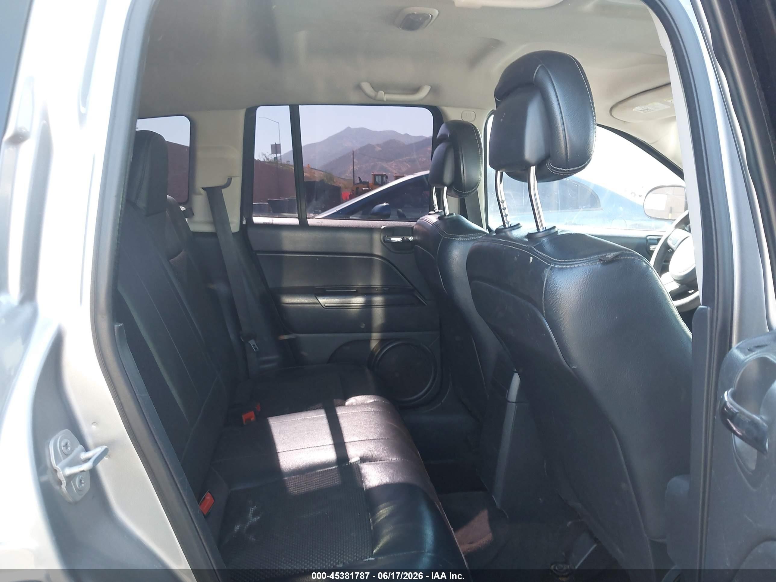 2015 Jeep Compass Altitude Edition Silver vin: 1C4NJCBA1FD263867