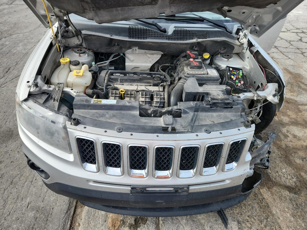2014 Jeep Compass Sport Silver vin: 1C4NJCBA2ED536331