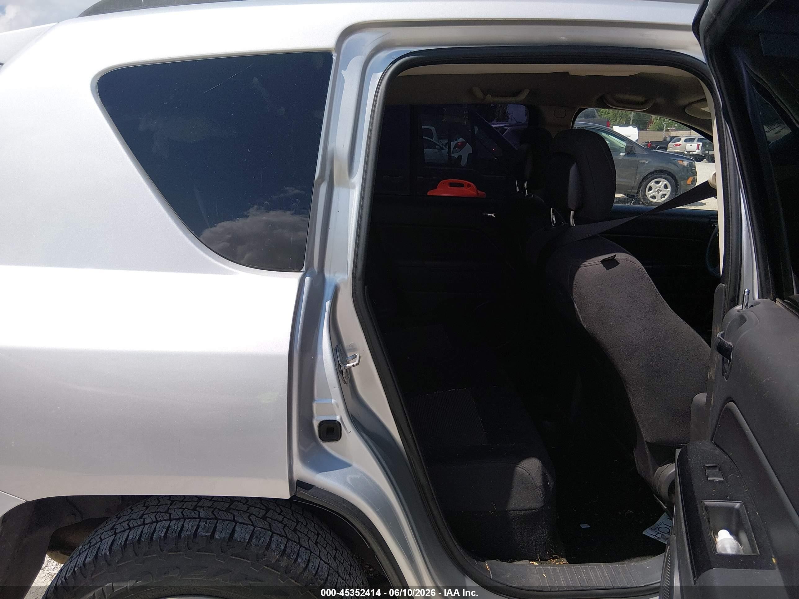 2013 Jeep Compass Sport Silver vin: 1C4NJCBAXDD245817