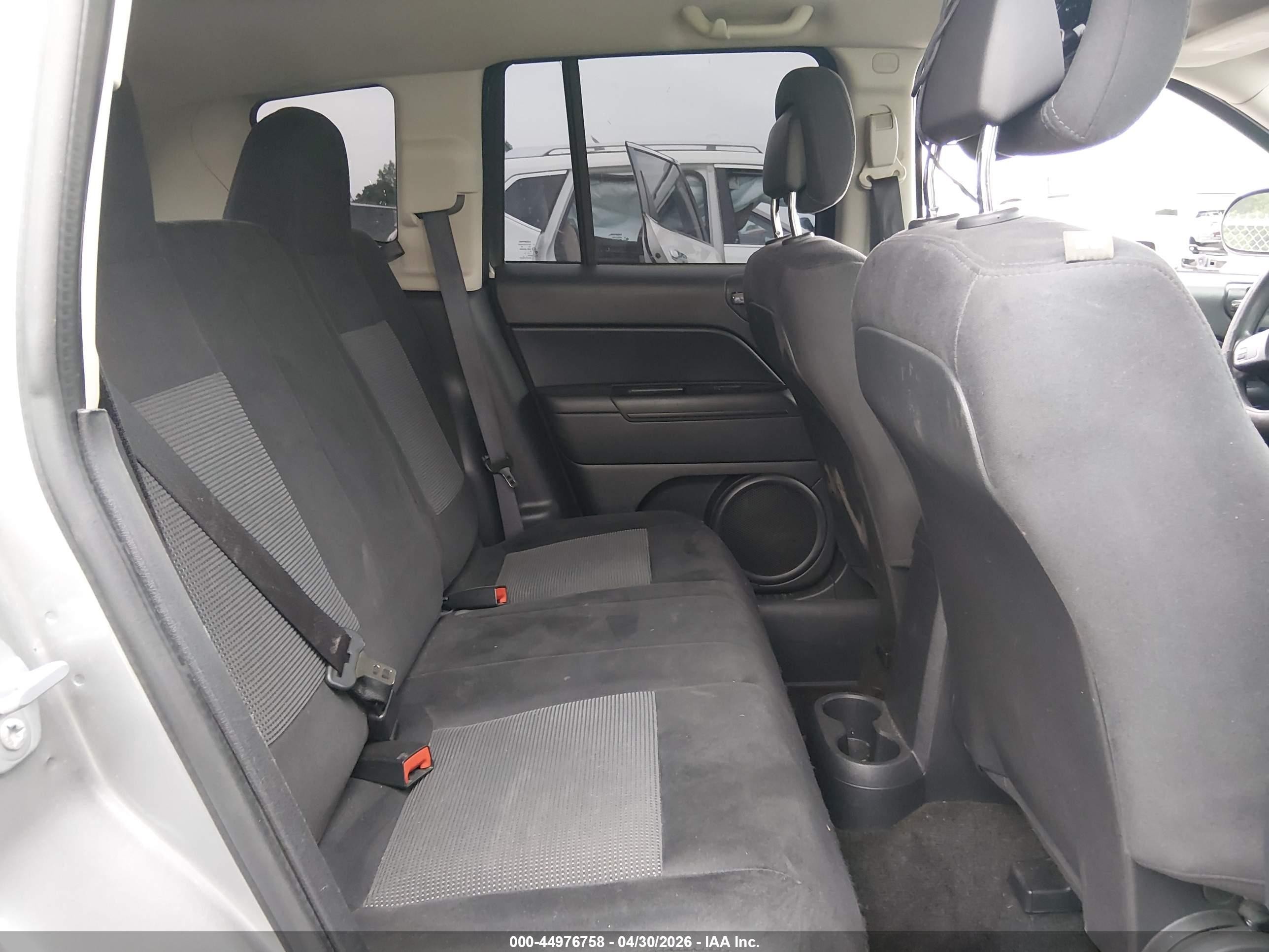 2015 Jeep Compass Sport Silver vin: 1C4NJCBB7FD372892