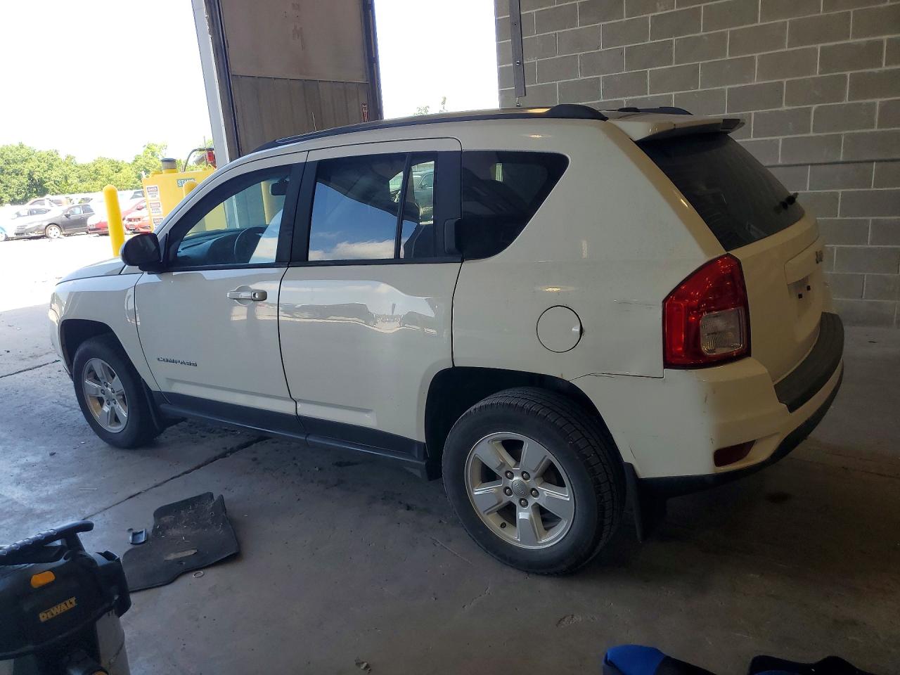 2013 Jeep Compass Latitude White vin: 1C4NJCEA1DD230117