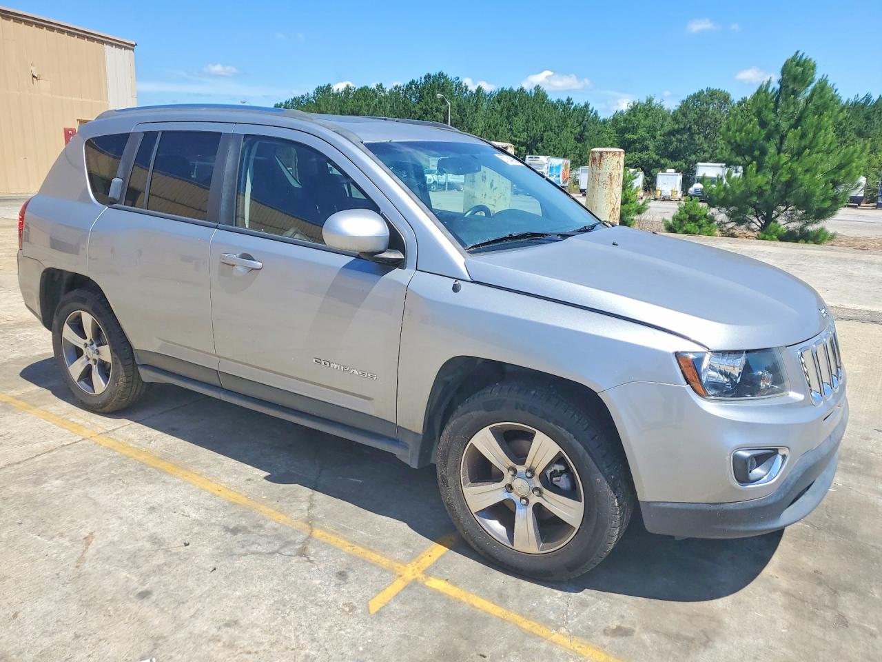 2017 Jeep Compass Latitude Silver vin: 1C4NJCEA1HD102188