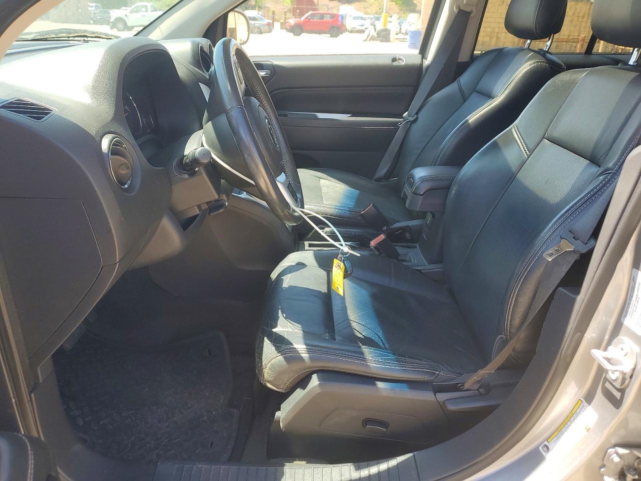 2017 Jeep Compass Latitude Silver vin: 1C4NJCEA1HD102188