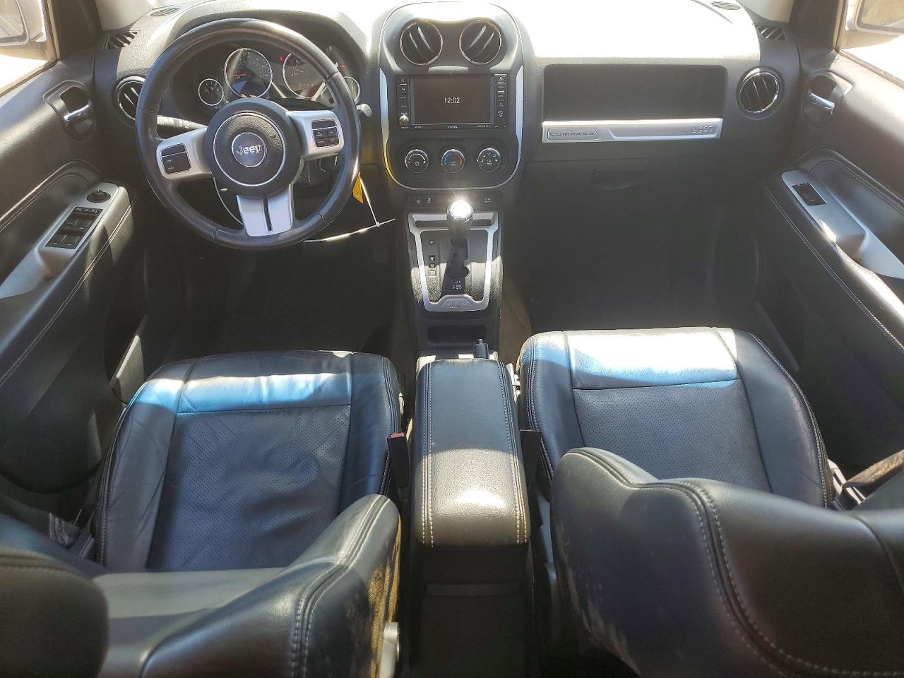 2017 Jeep Compass Latitude Silver vin: 1C4NJCEA1HD102188