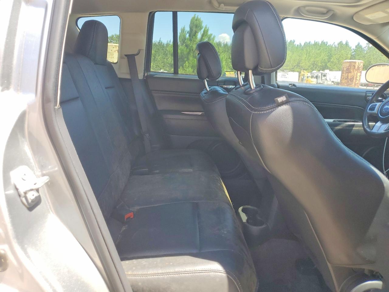 2017 Jeep Compass Latitude Silver vin: 1C4NJCEA1HD102188