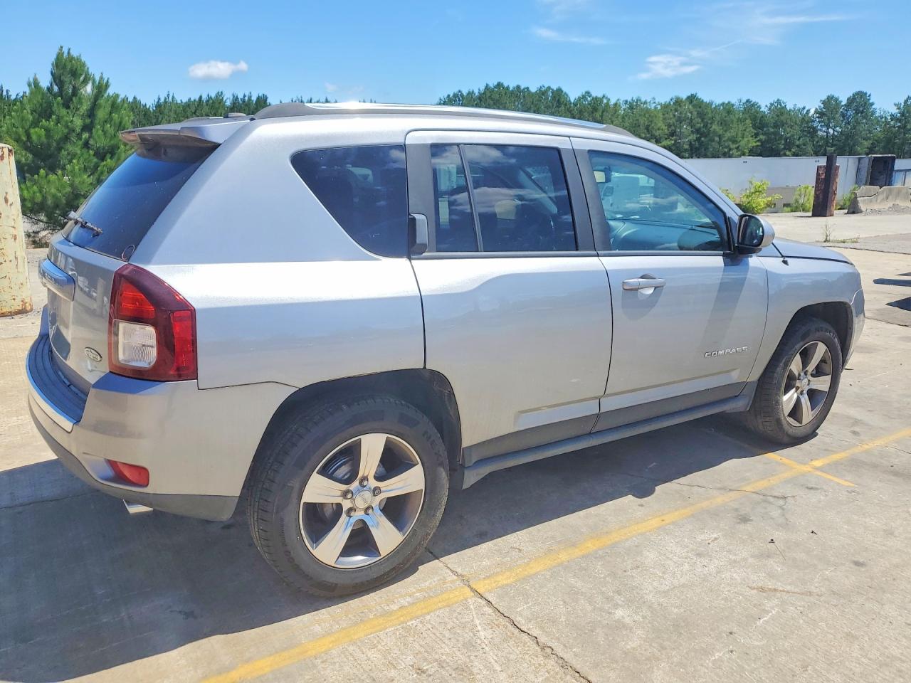 2017 Jeep Compass Latitude Silver vin: 1C4NJCEA1HD102188