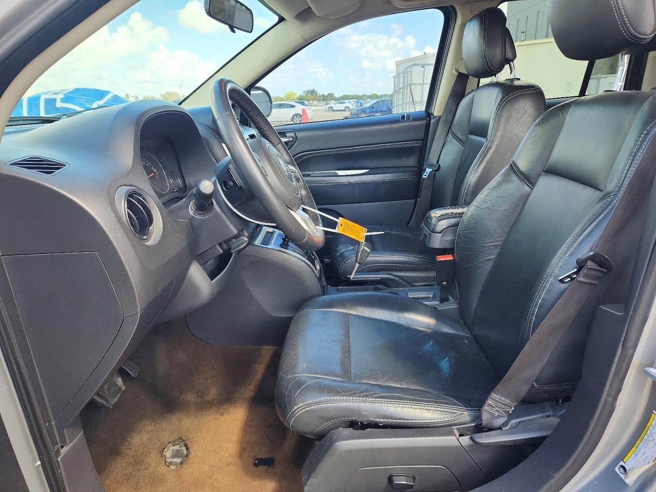 2015 Jeep Compass Latitude Silver vin: 1C4NJCEA2FD110717