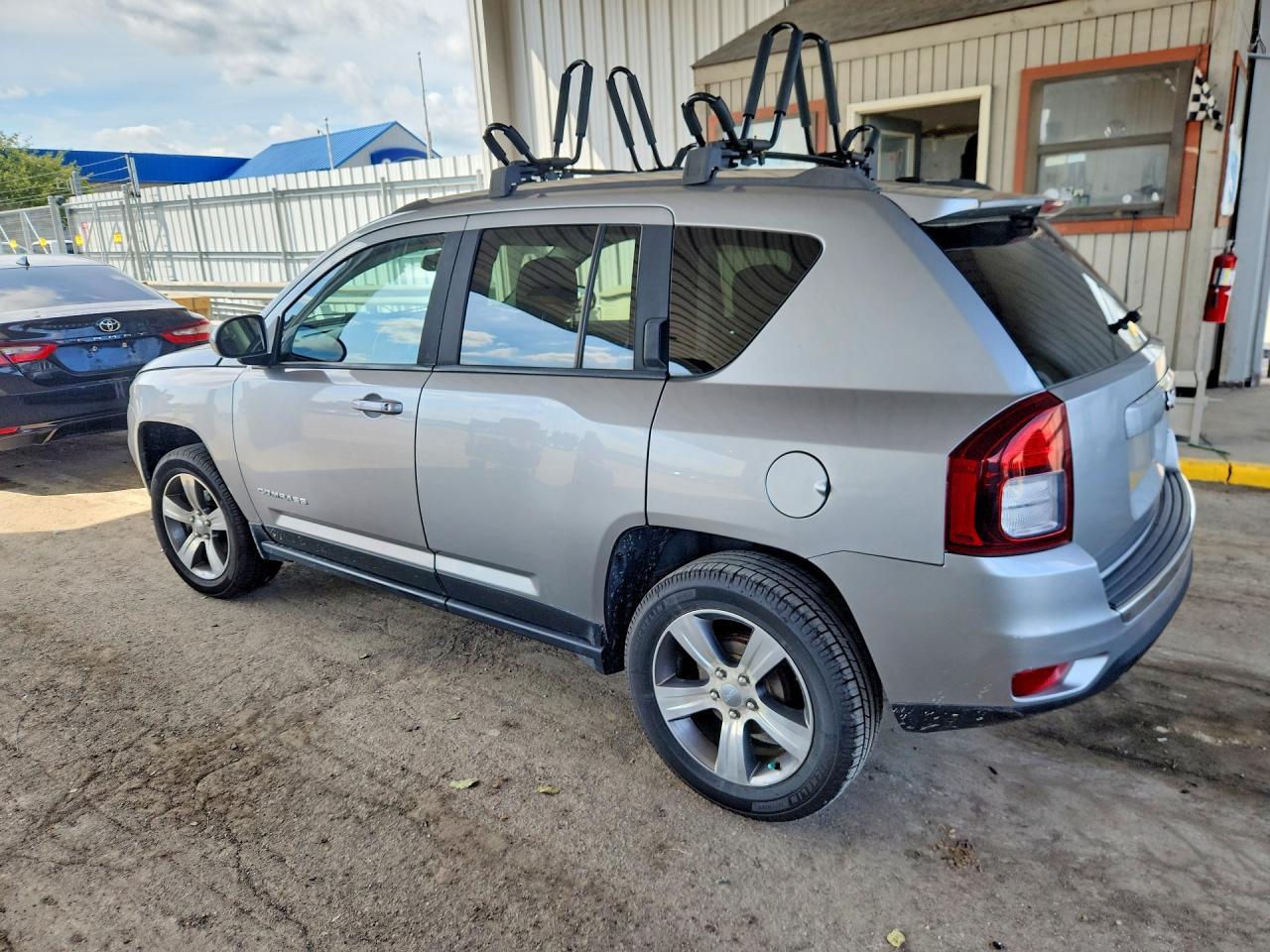 2016 Jeep Compass Latitude Silver vin: 1C4NJCEA2GD760651