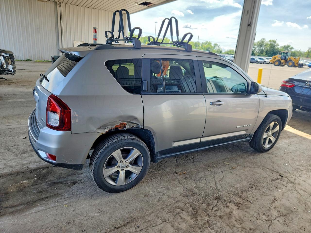 2016 Jeep Compass Latitude Silver vin: 1C4NJCEA2GD760651