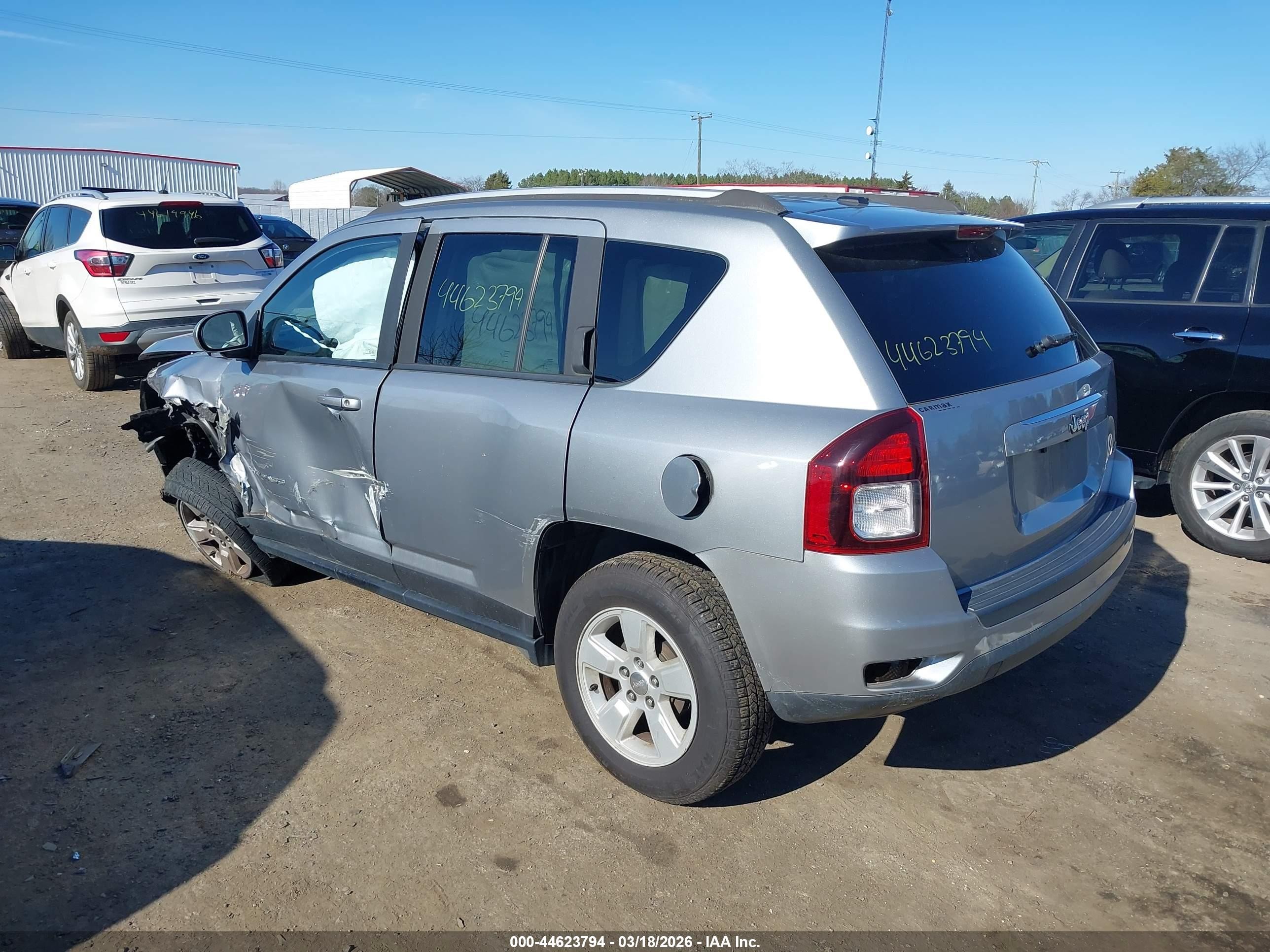 2017 Jeep Compass Latitude Fwd Silver vin: 1C4NJCEA2HD117086