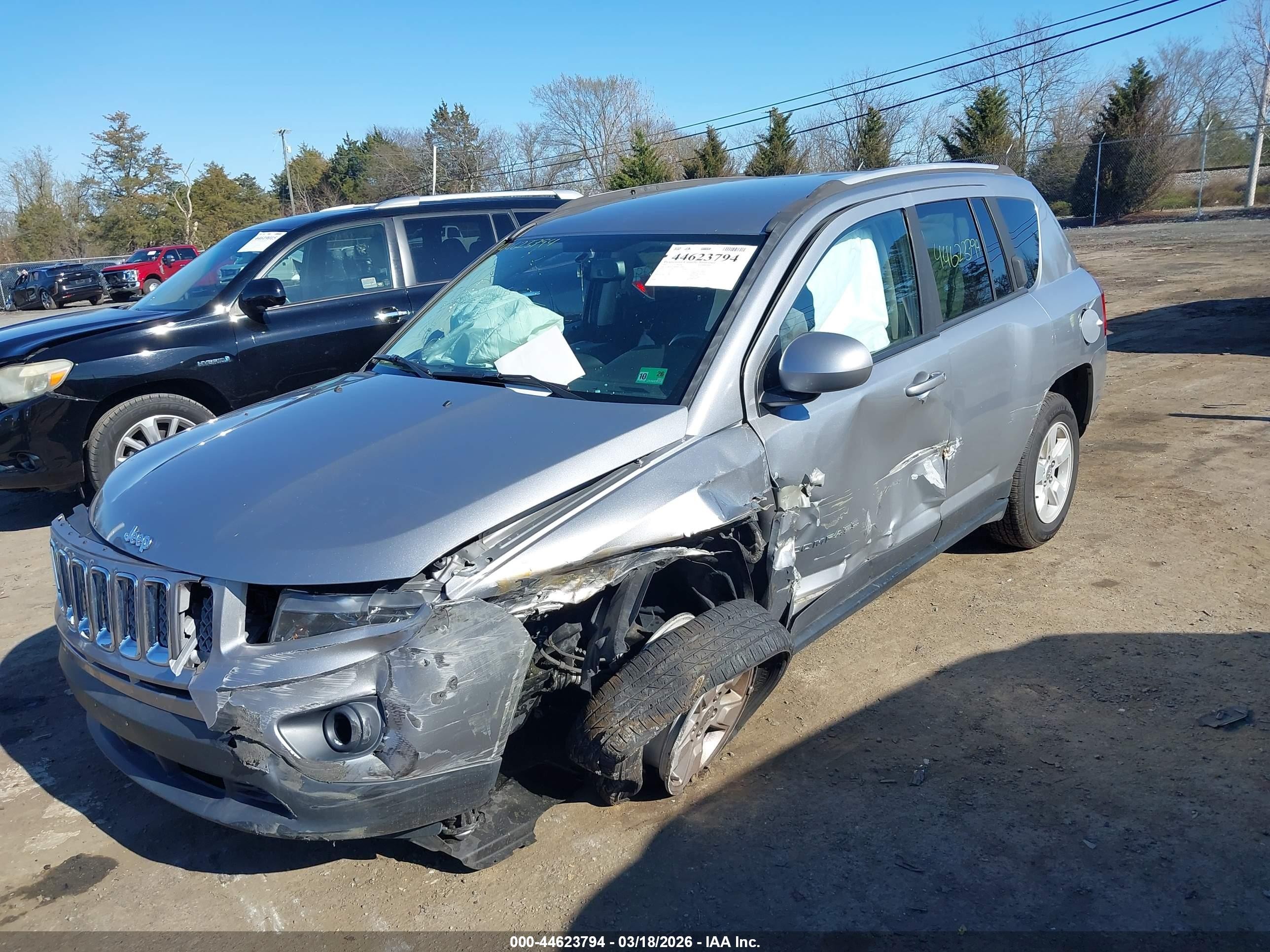2017 Jeep Compass Latitude Fwd Silver vin: 1C4NJCEA2HD117086