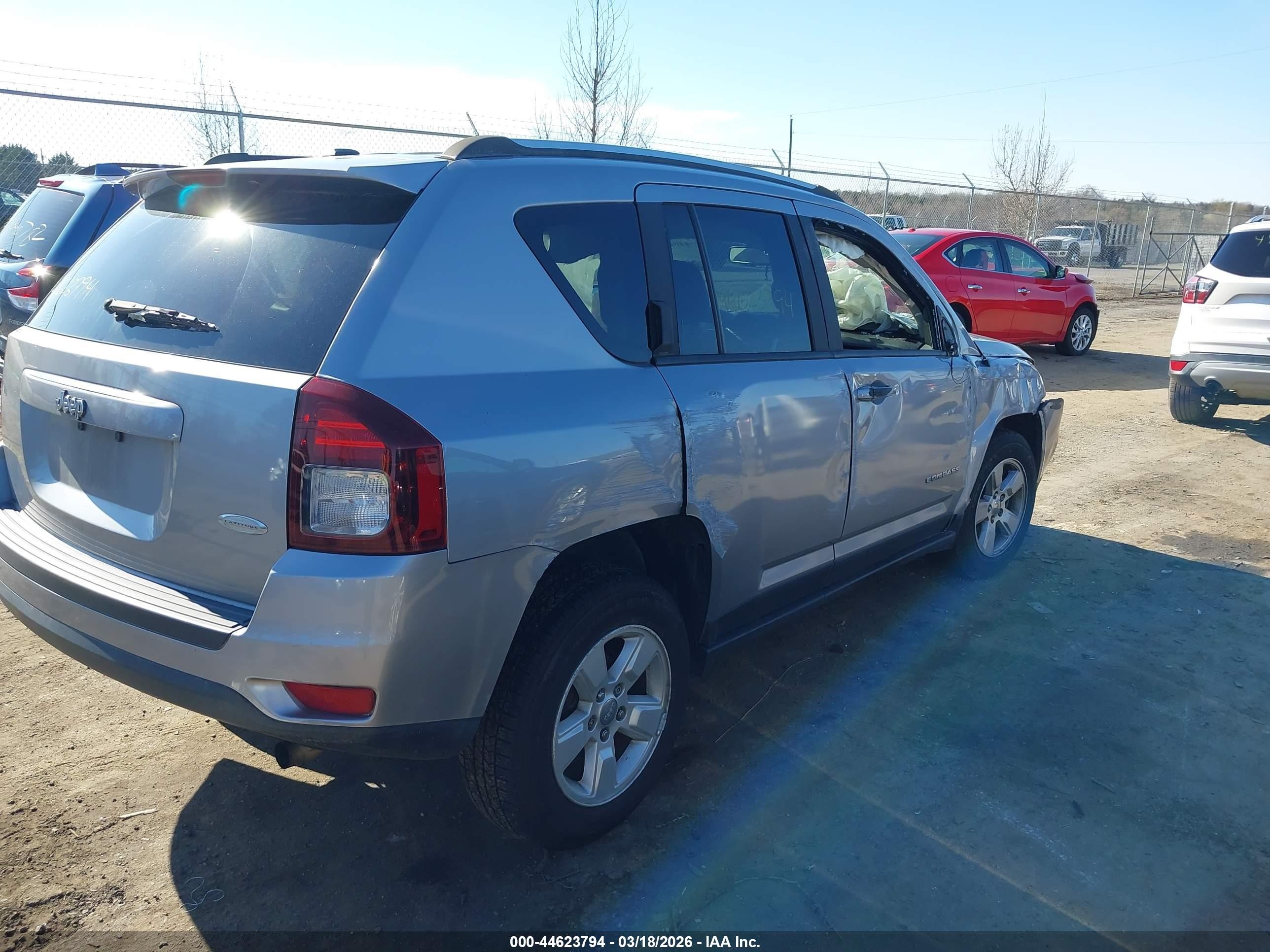 2017 Jeep Compass Latitude Fwd Silver vin: 1C4NJCEA2HD117086
