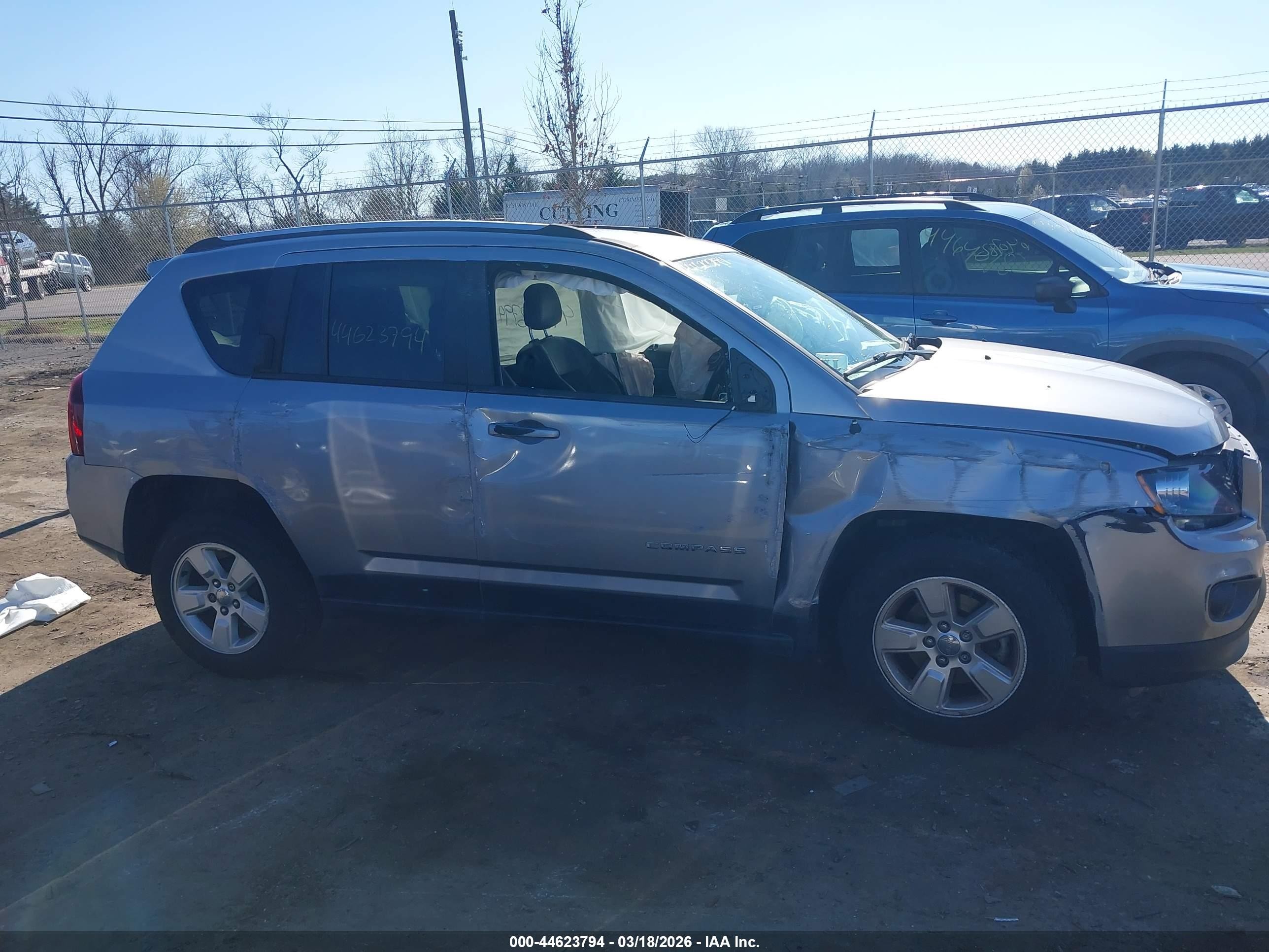 2017 Jeep Compass Latitude Fwd Silver vin: 1C4NJCEA2HD117086