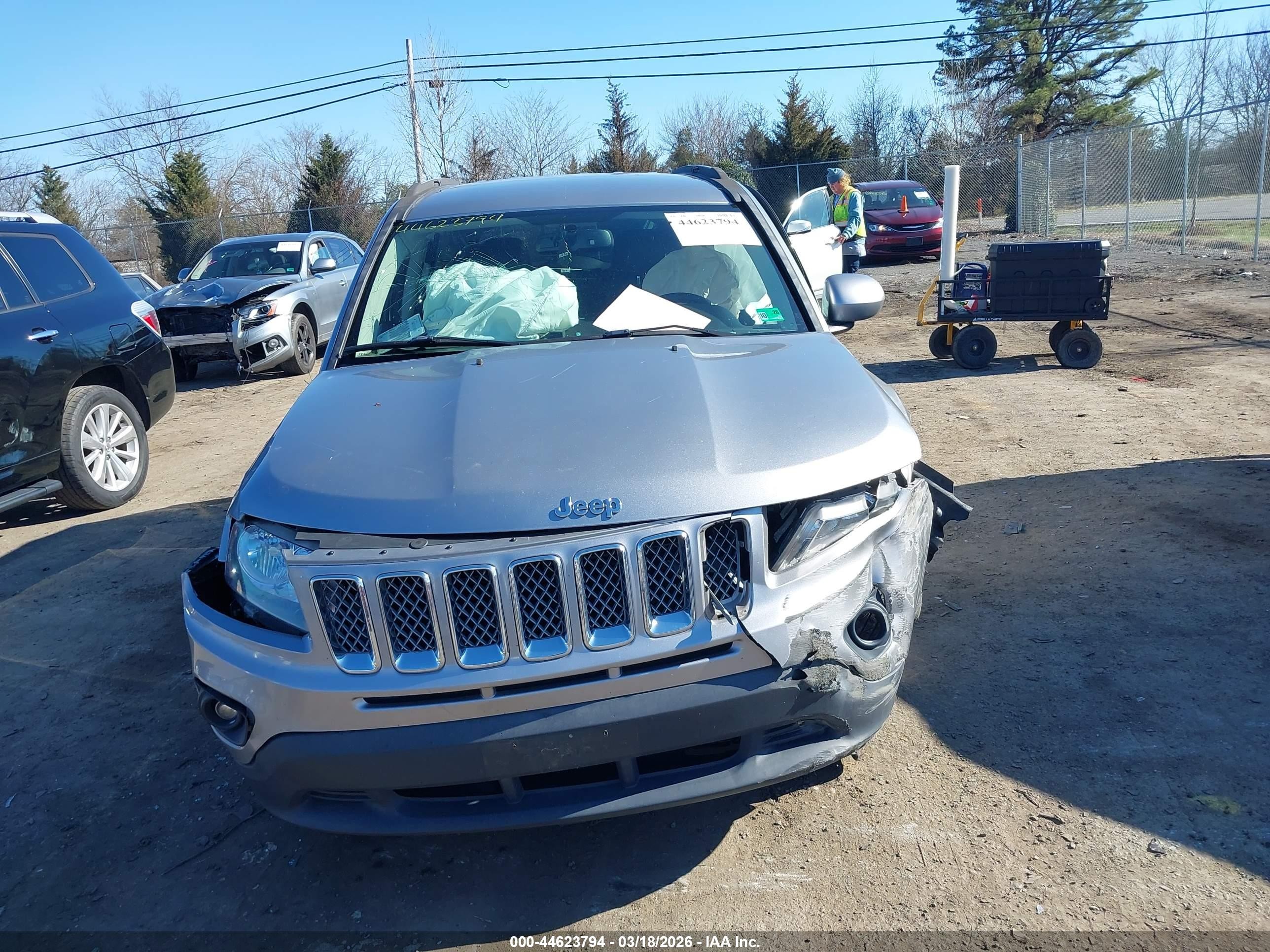 2017 Jeep Compass Latitude Fwd Silver vin: 1C4NJCEA2HD117086