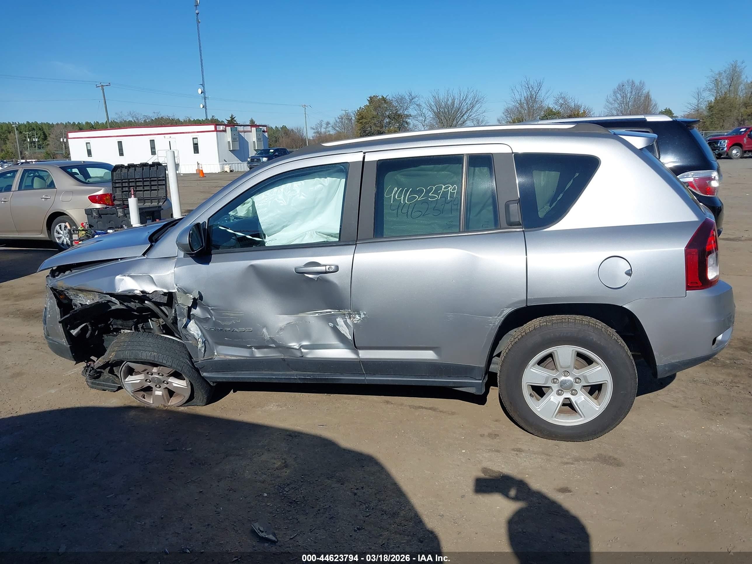 2017 Jeep Compass Latitude Fwd Silver vin: 1C4NJCEA2HD117086