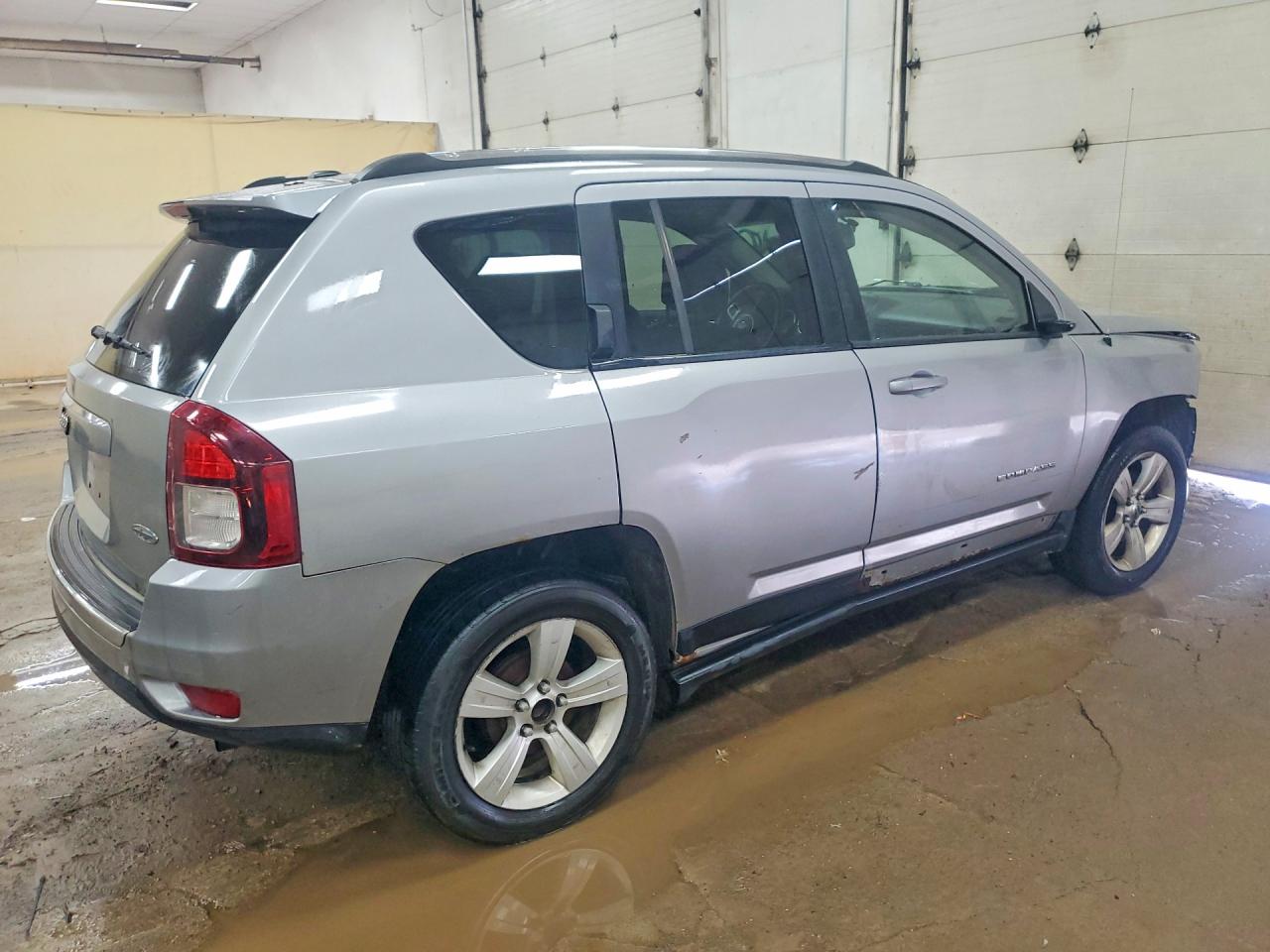 2015 Jeep Compass Latitude Silver vin: 1C4NJCEA4FD198718