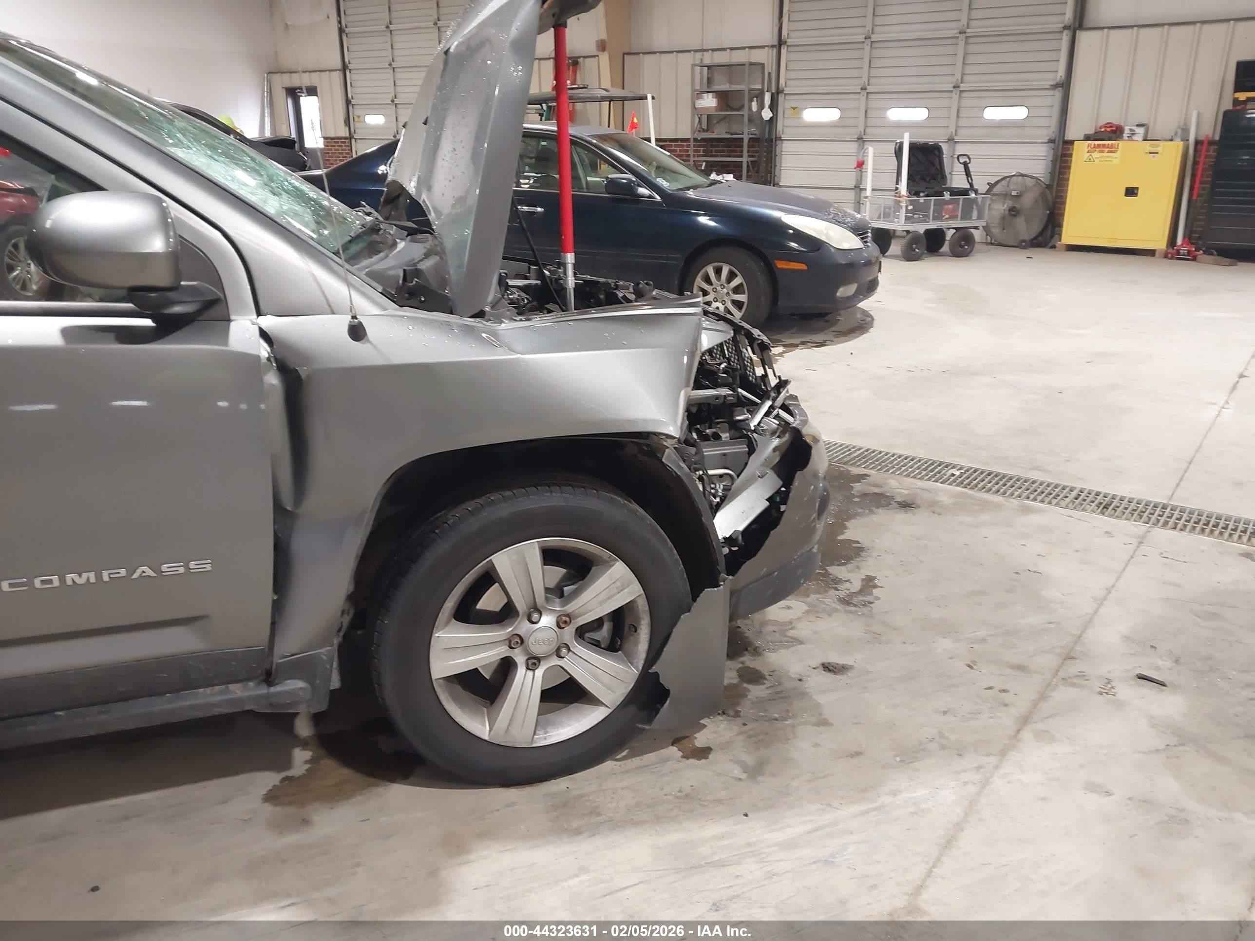 2014 Jeep Compass Latitude Gray vin: 1C4NJCEA5ED624642