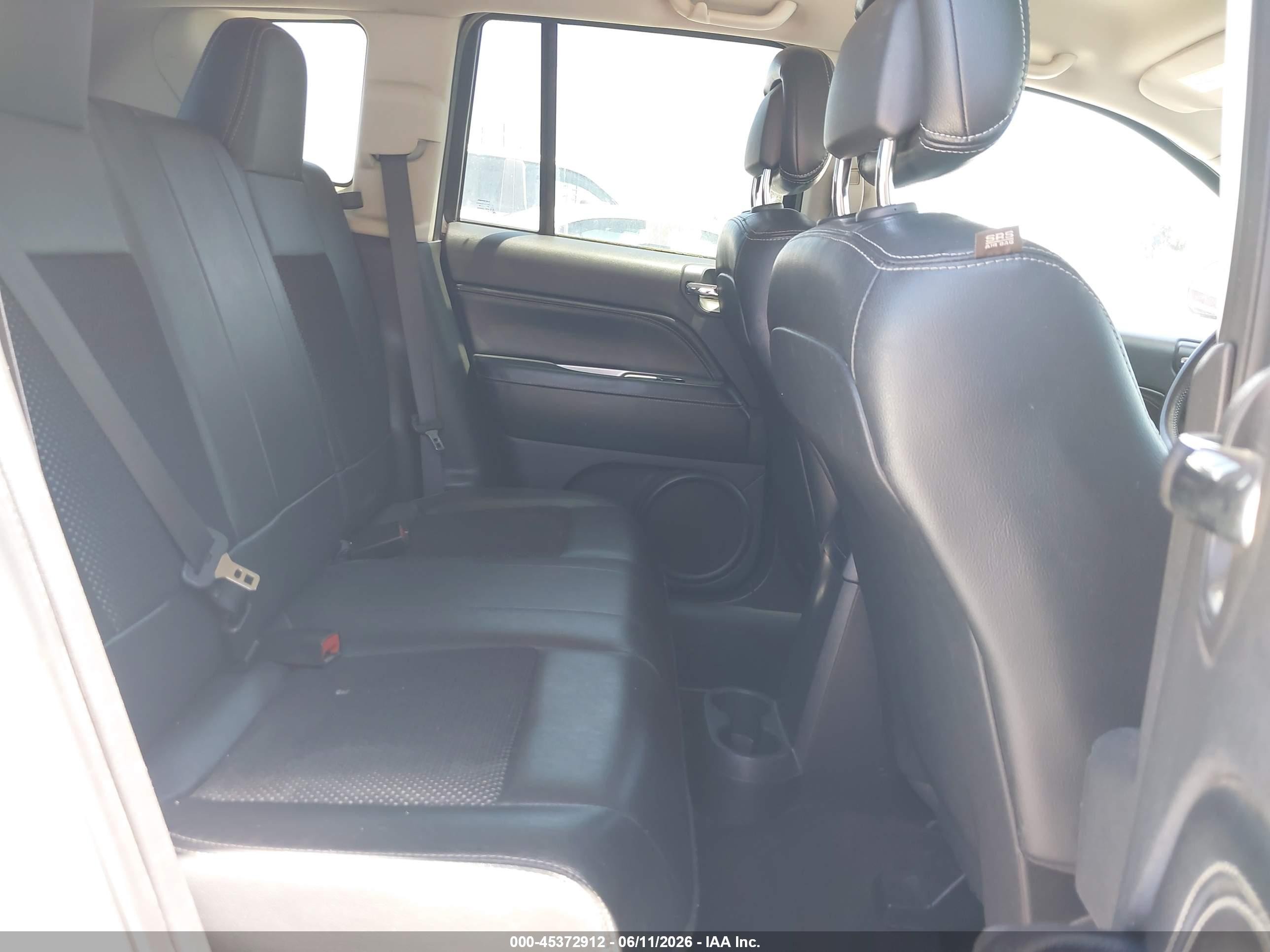 2016 Jeep Compass Latitude Белый vin: 1C4NJCEA6GD614978