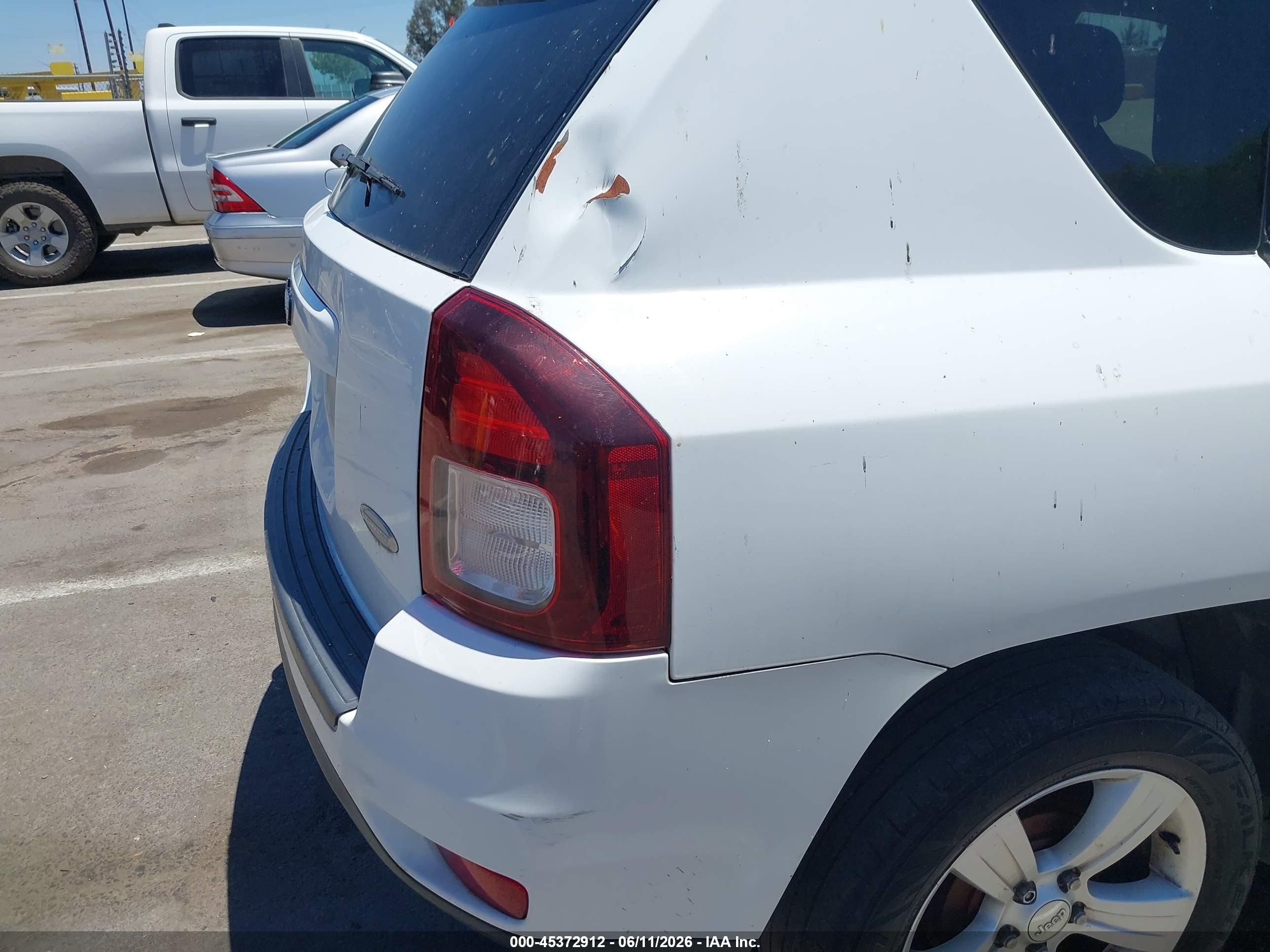 2016 Jeep Compass Latitude Белый vin: 1C4NJCEA6GD614978