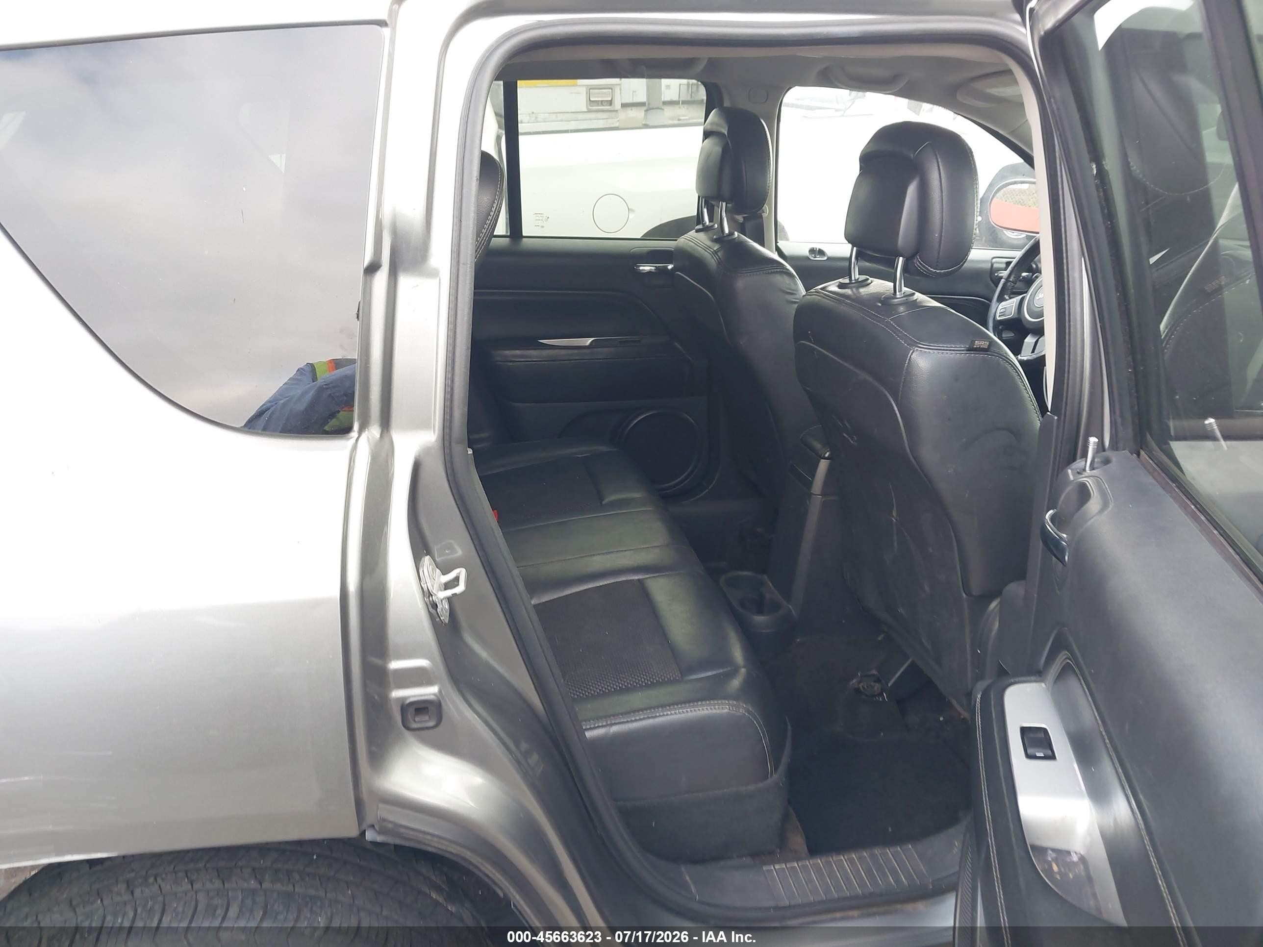 2014 Jeep Compass Latitude Gray vin: 1C4NJCEA7ED562922