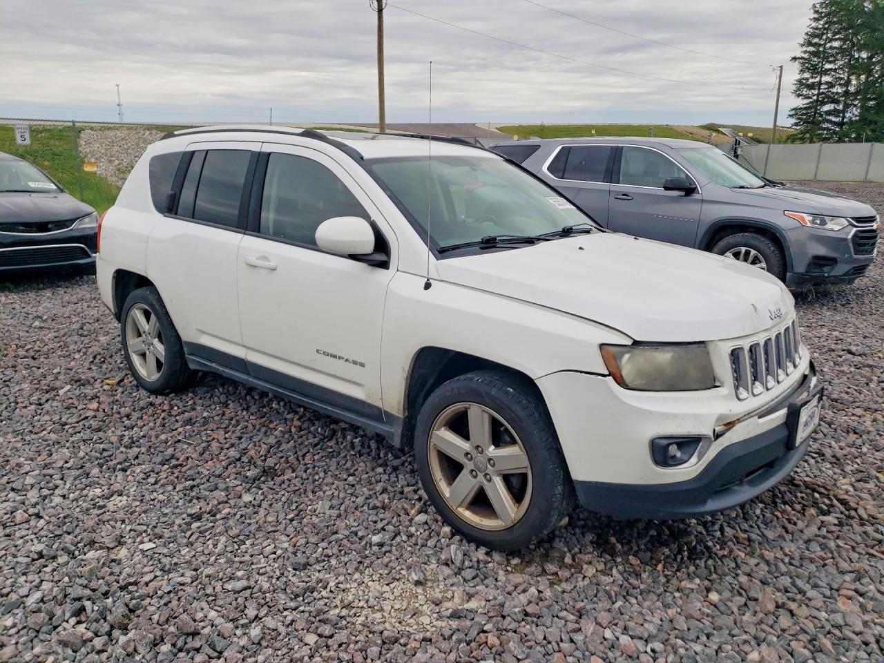 2014 Jeep Compass Latitude White vin: 1C4NJCEAXED671200