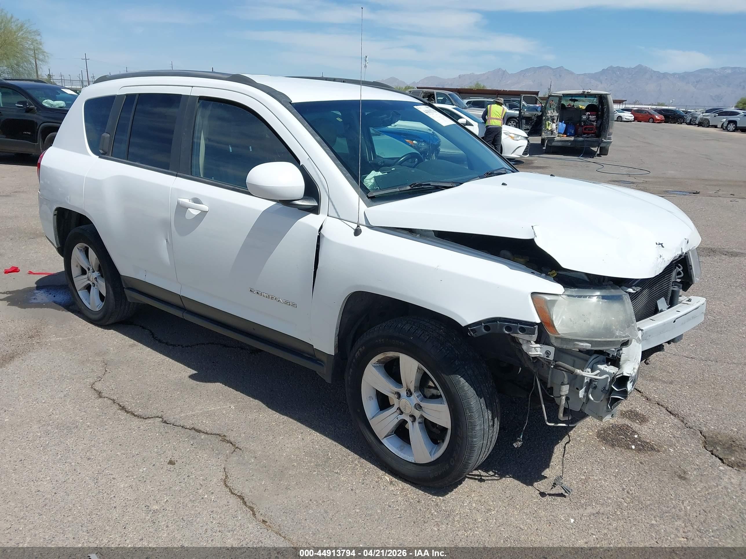 2014 Jeep Compass Latitude Белый vin: 1C4NJCEB0ED707145
