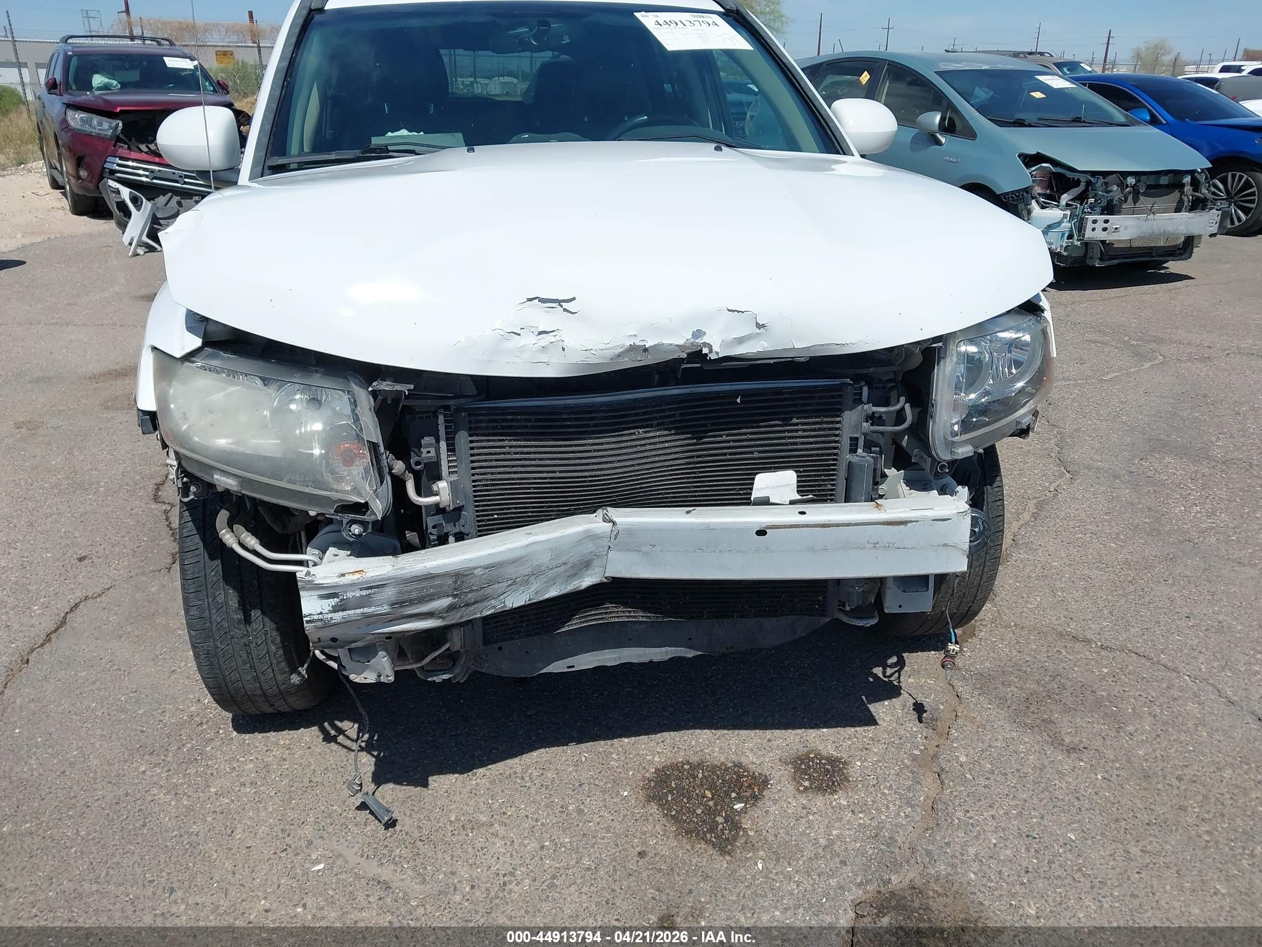2014 Jeep Compass Latitude Белый vin: 1C4NJCEB0ED707145