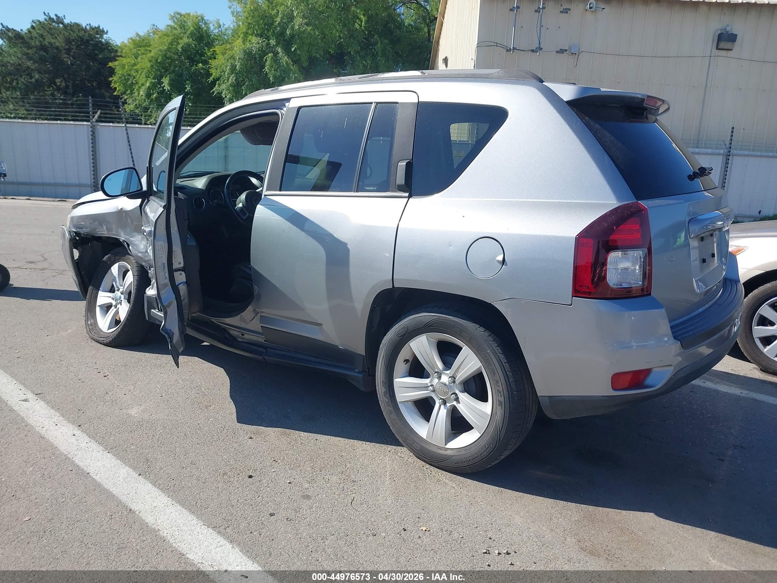 2015 Jeep Compass Latitude Silver vin: 1C4NJCEB1FD209621